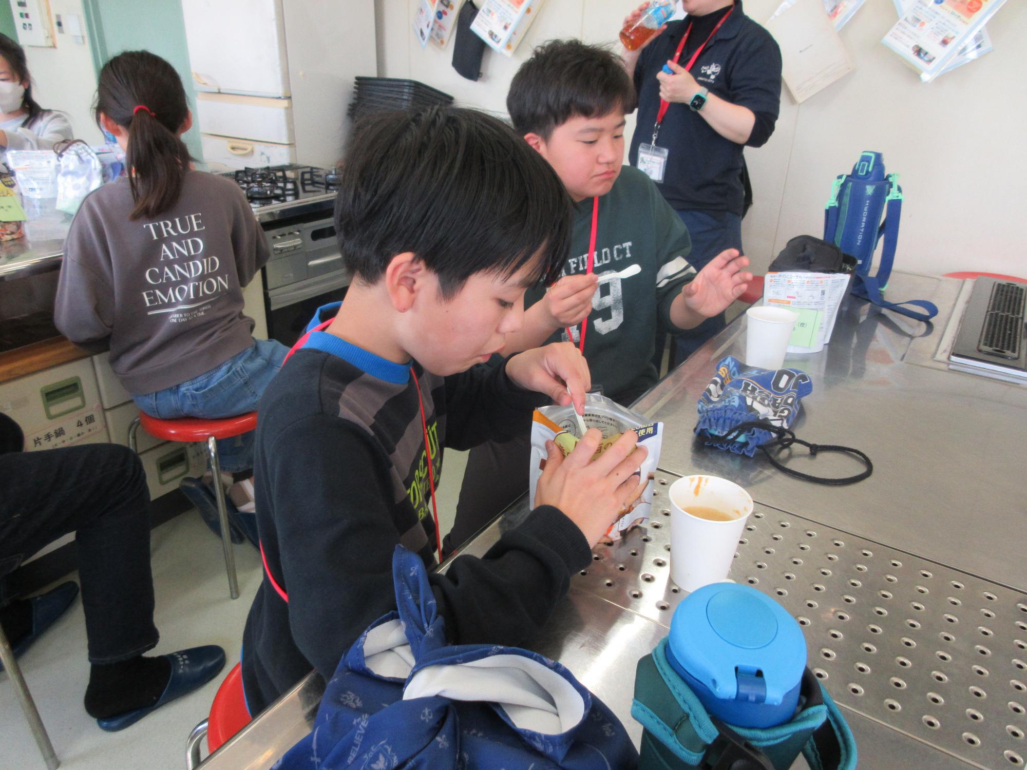 非常食を実際に食べる参加者