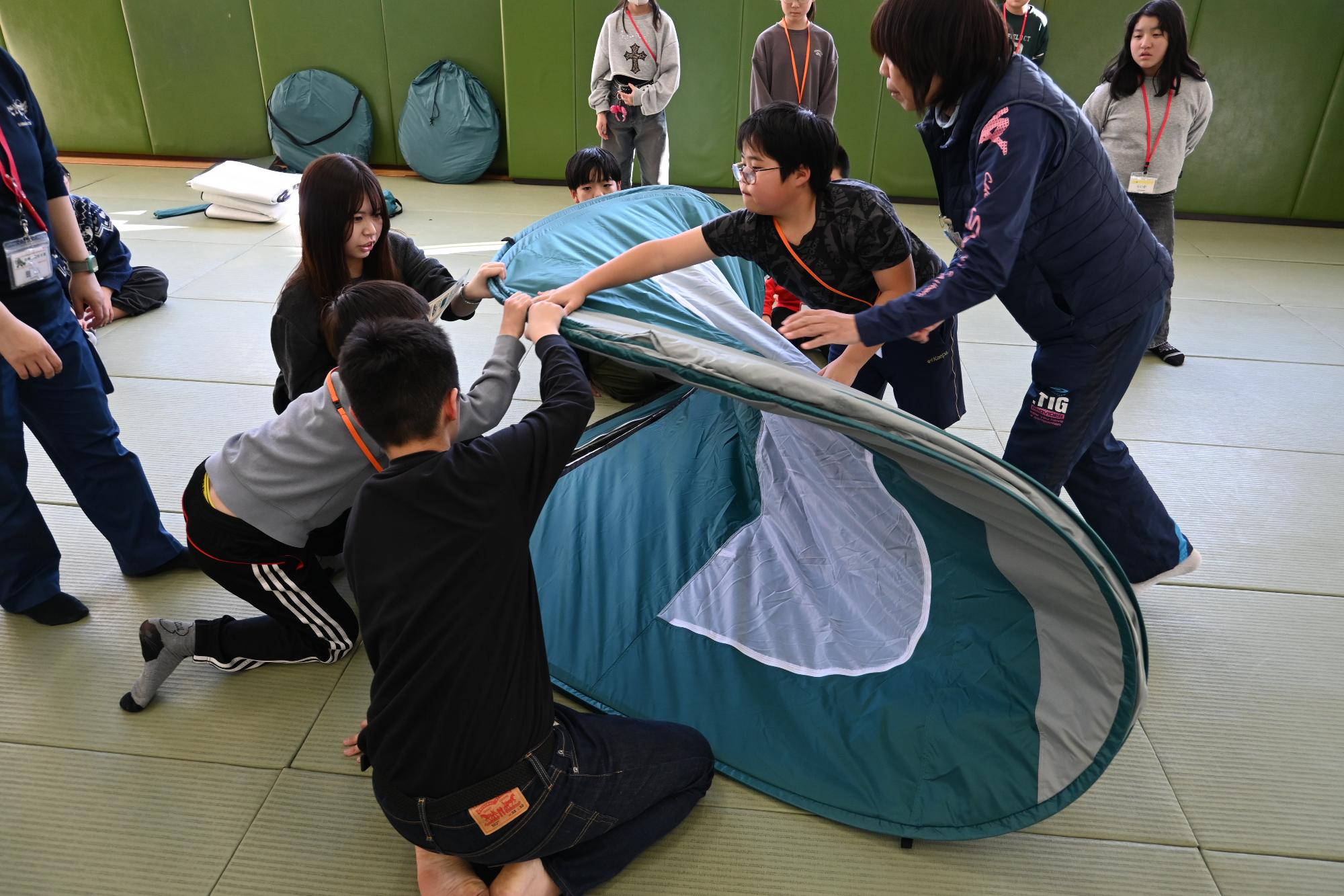 プライベート用テントを収納する参加者