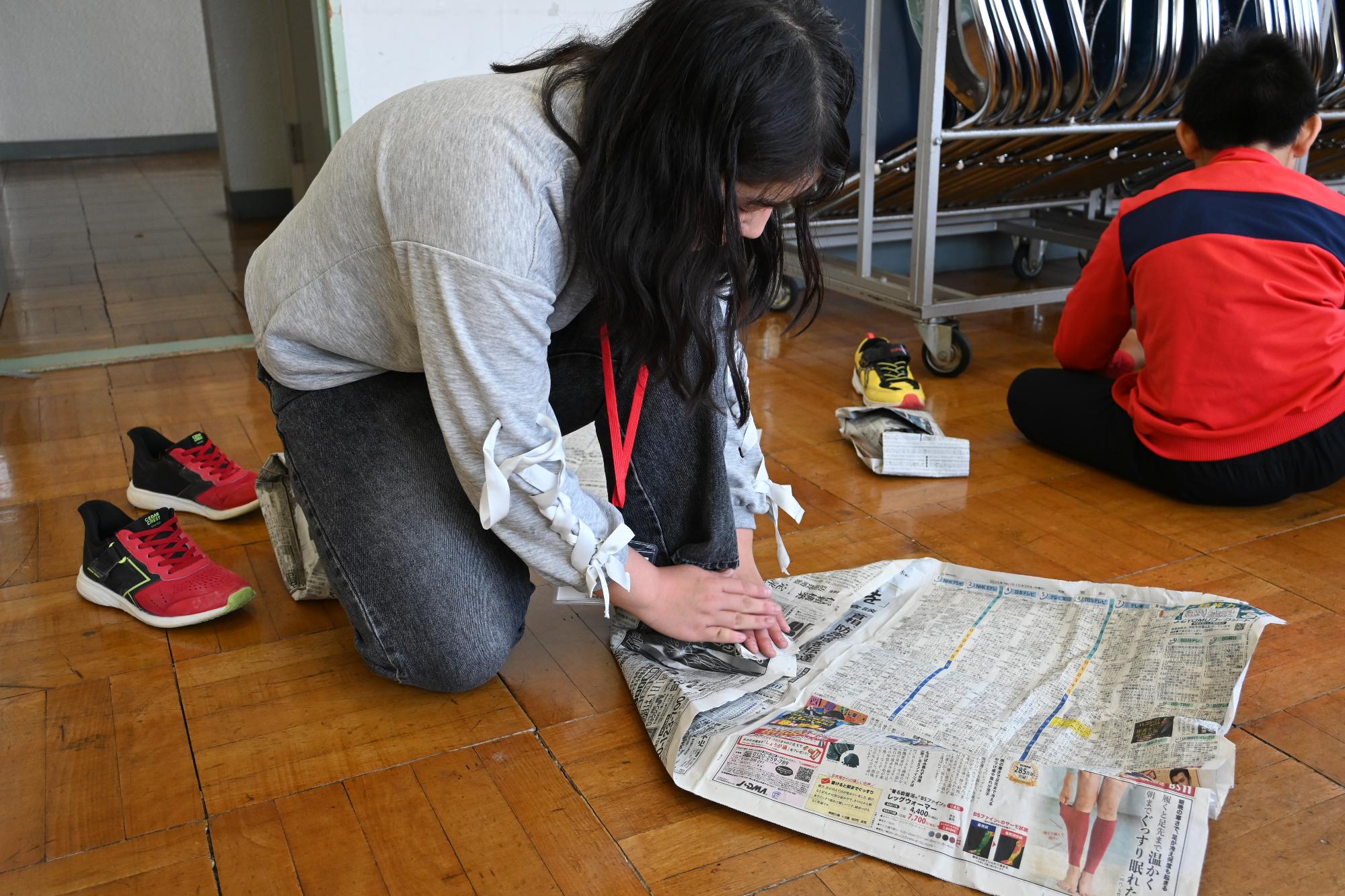 新聞紙スリッパを作る様子2