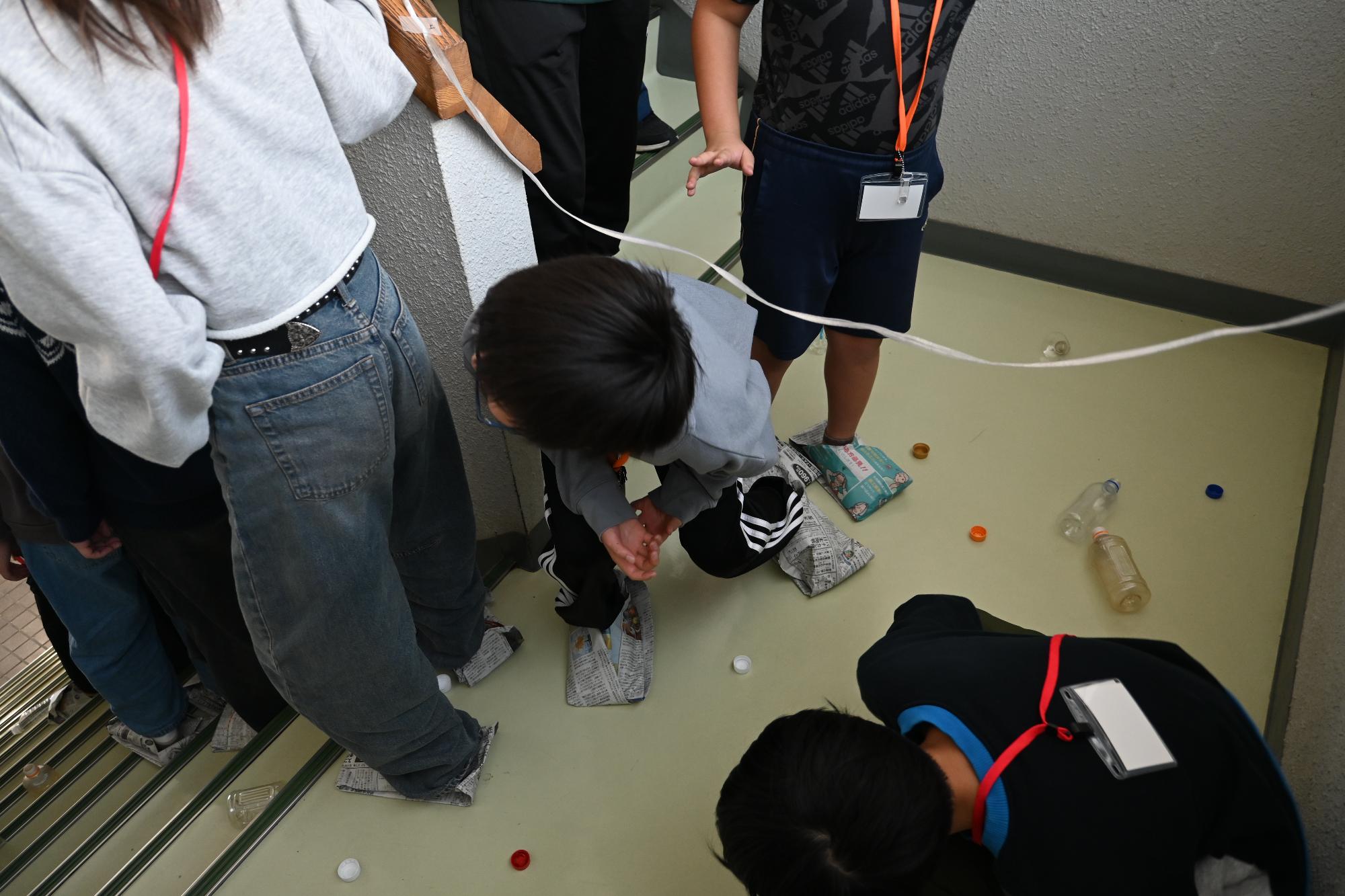 新聞紙スリッパを履いて歩く様子