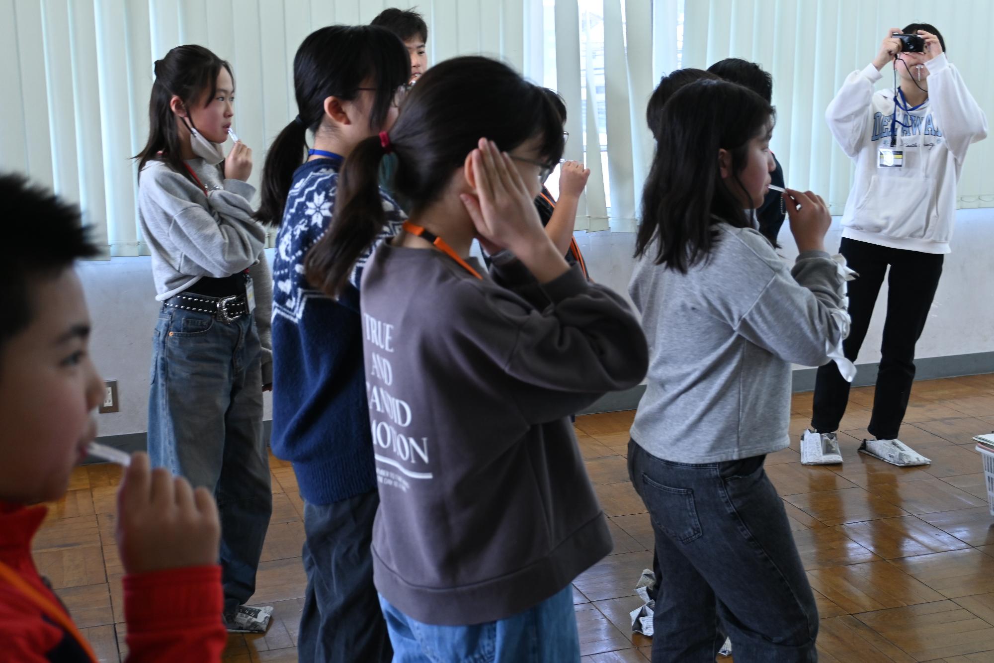 防災ホイッスルを吹く参加者