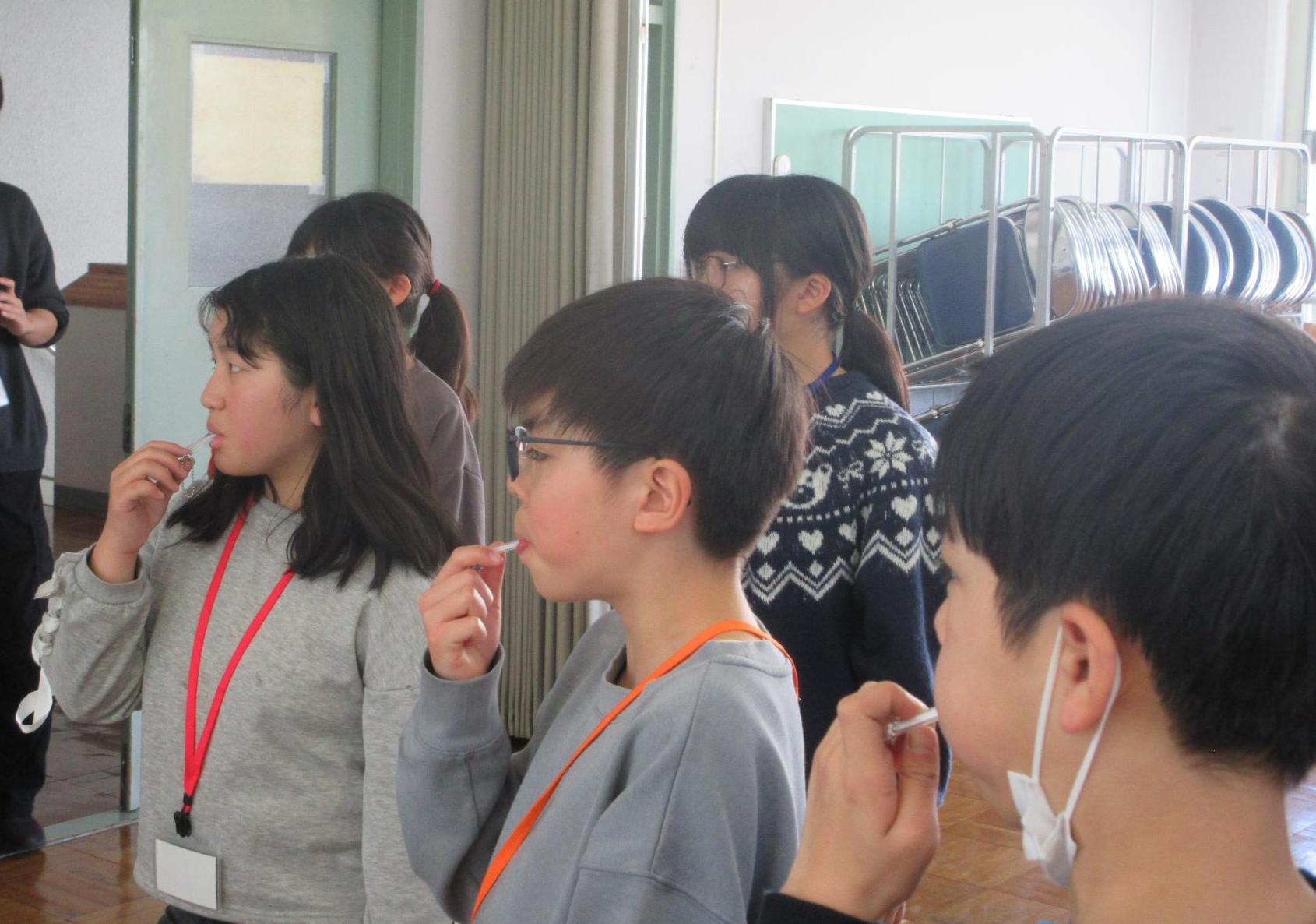 防災ホイッスルを吹く参加者2