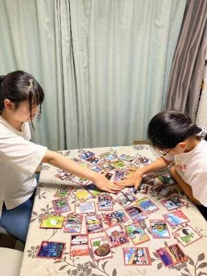 カルタで遊ぶ家族１枚目