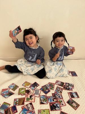 カルタで遊ぶ家族３枚目