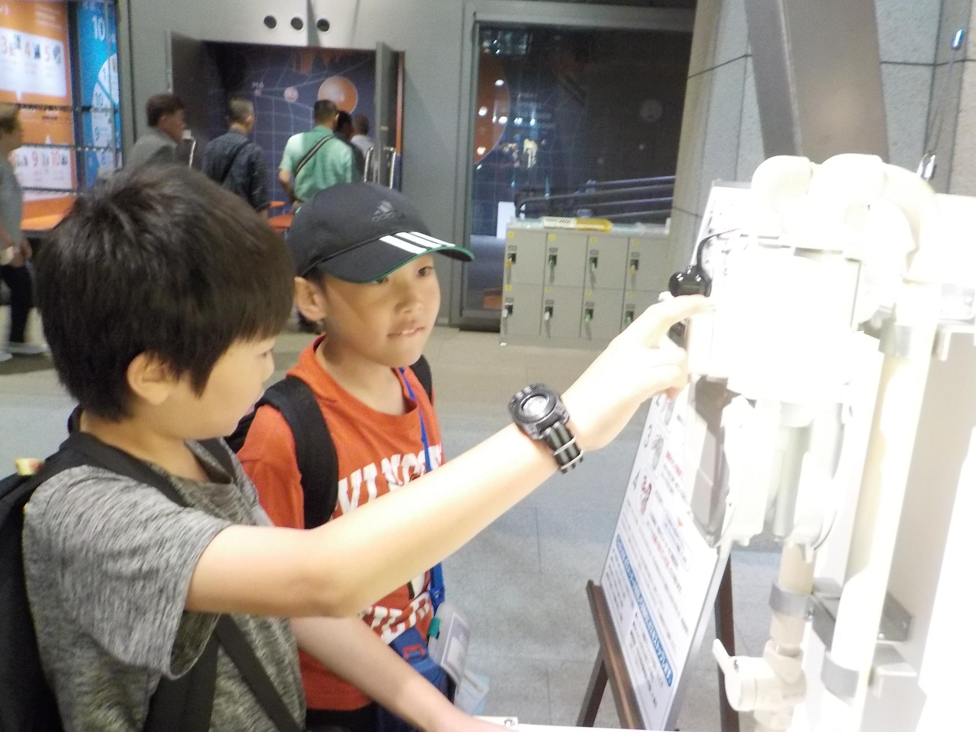 本所防災館1階ロビーを見学する様子