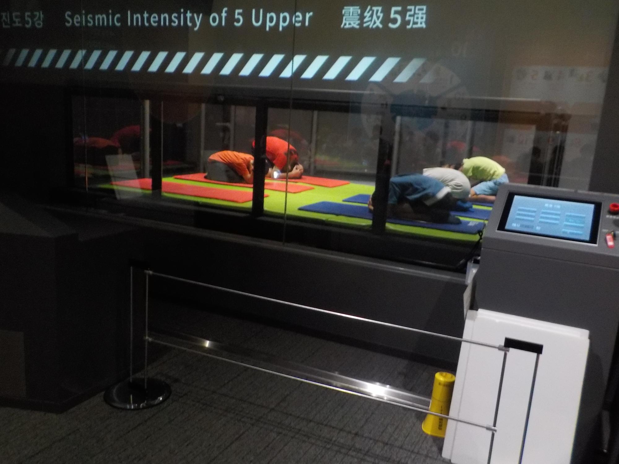 地震体験の様子