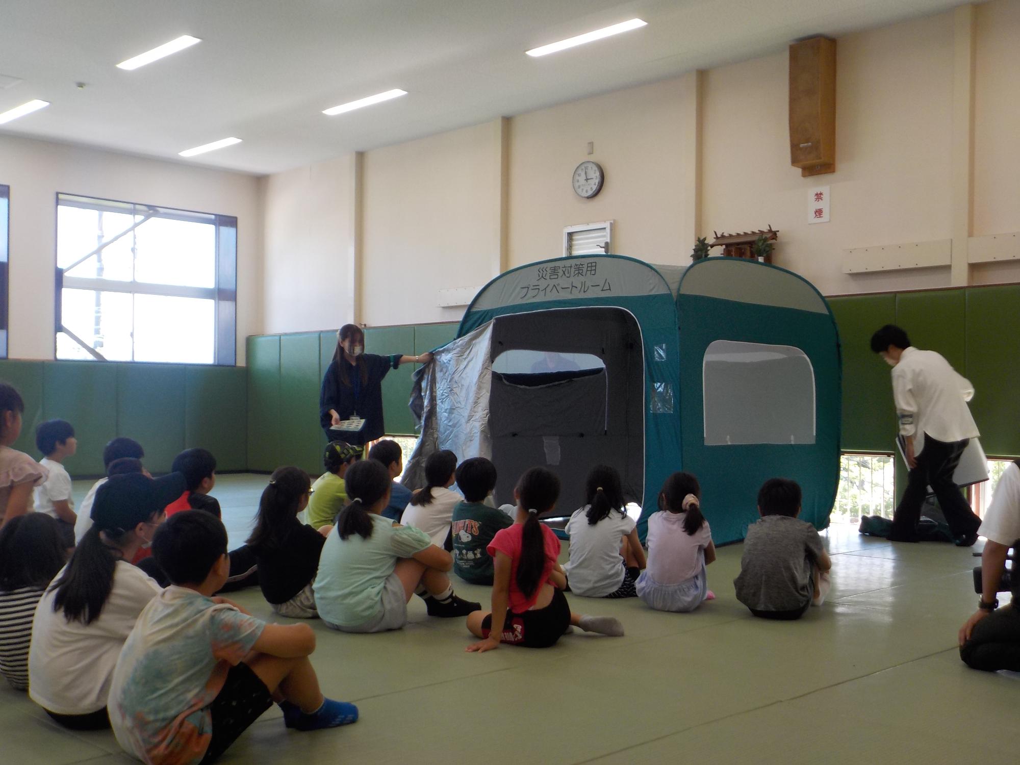 非常用テント設営の様子1