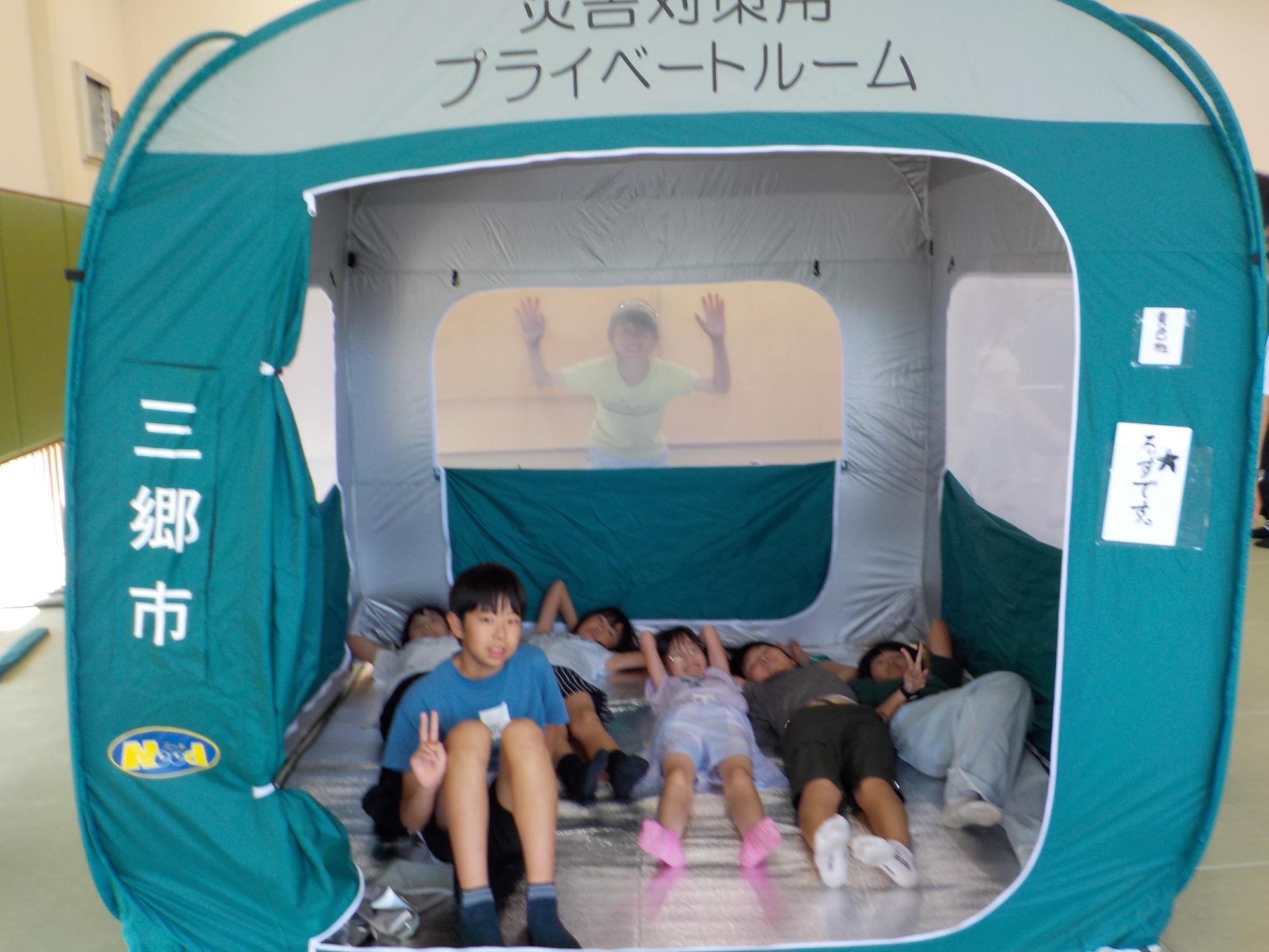 非常用テント設営の様子3