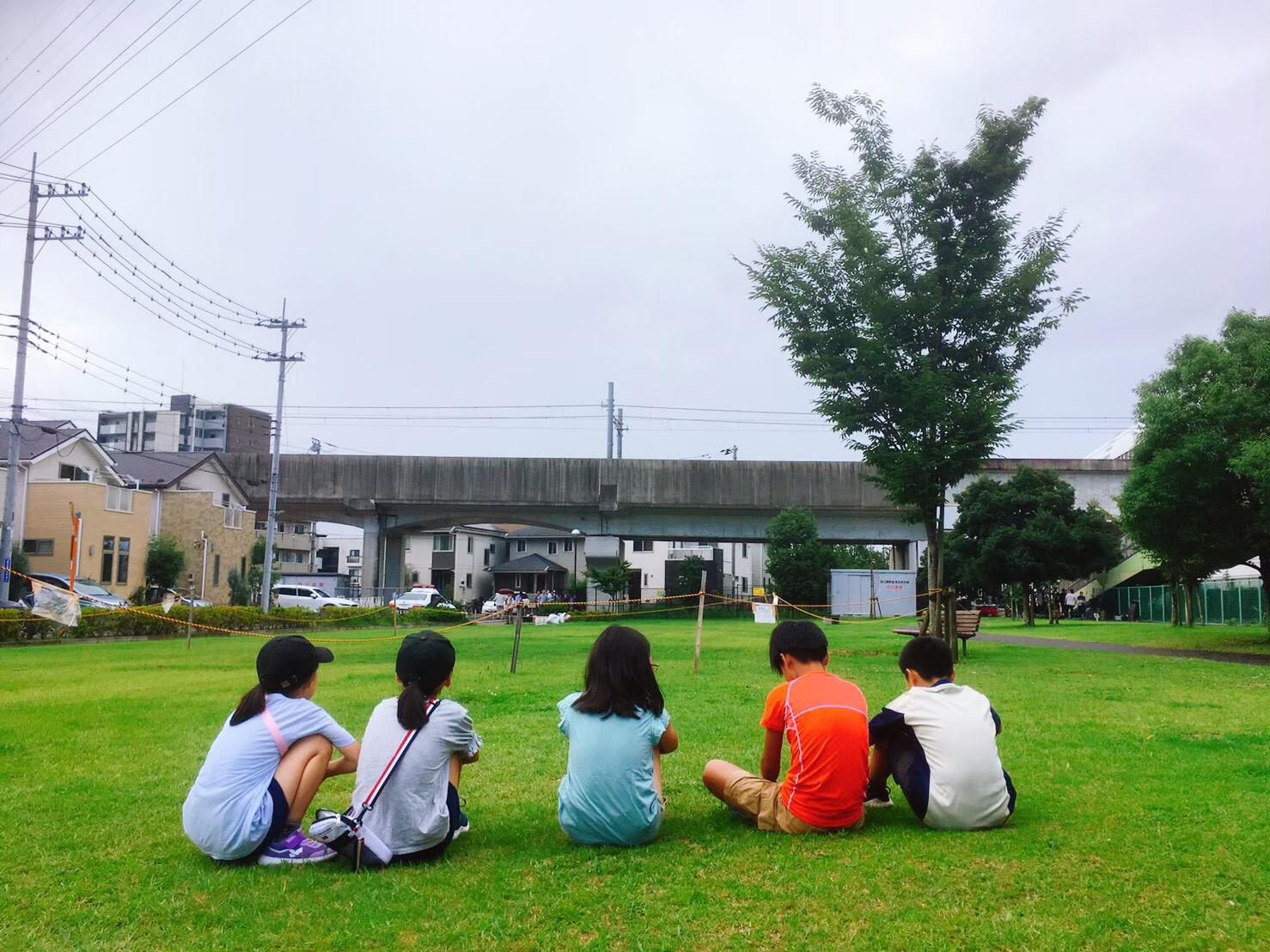 友達5人で並んで座っている様子