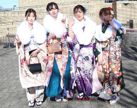 振袖姿の女性4名