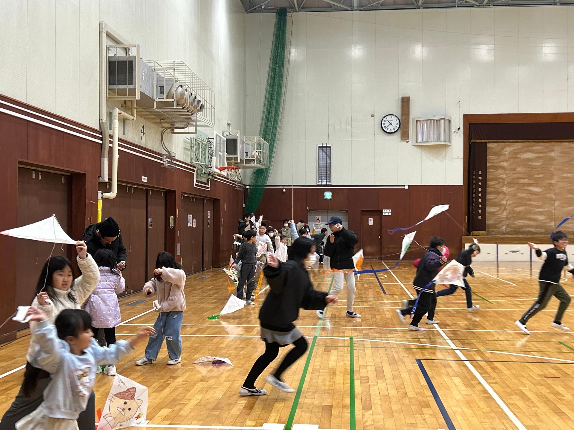 完成後に凧あげをする参加者