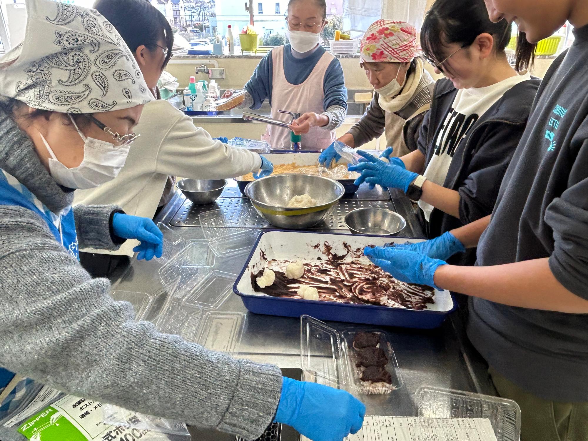 餅の配膳準備をするスタッフ