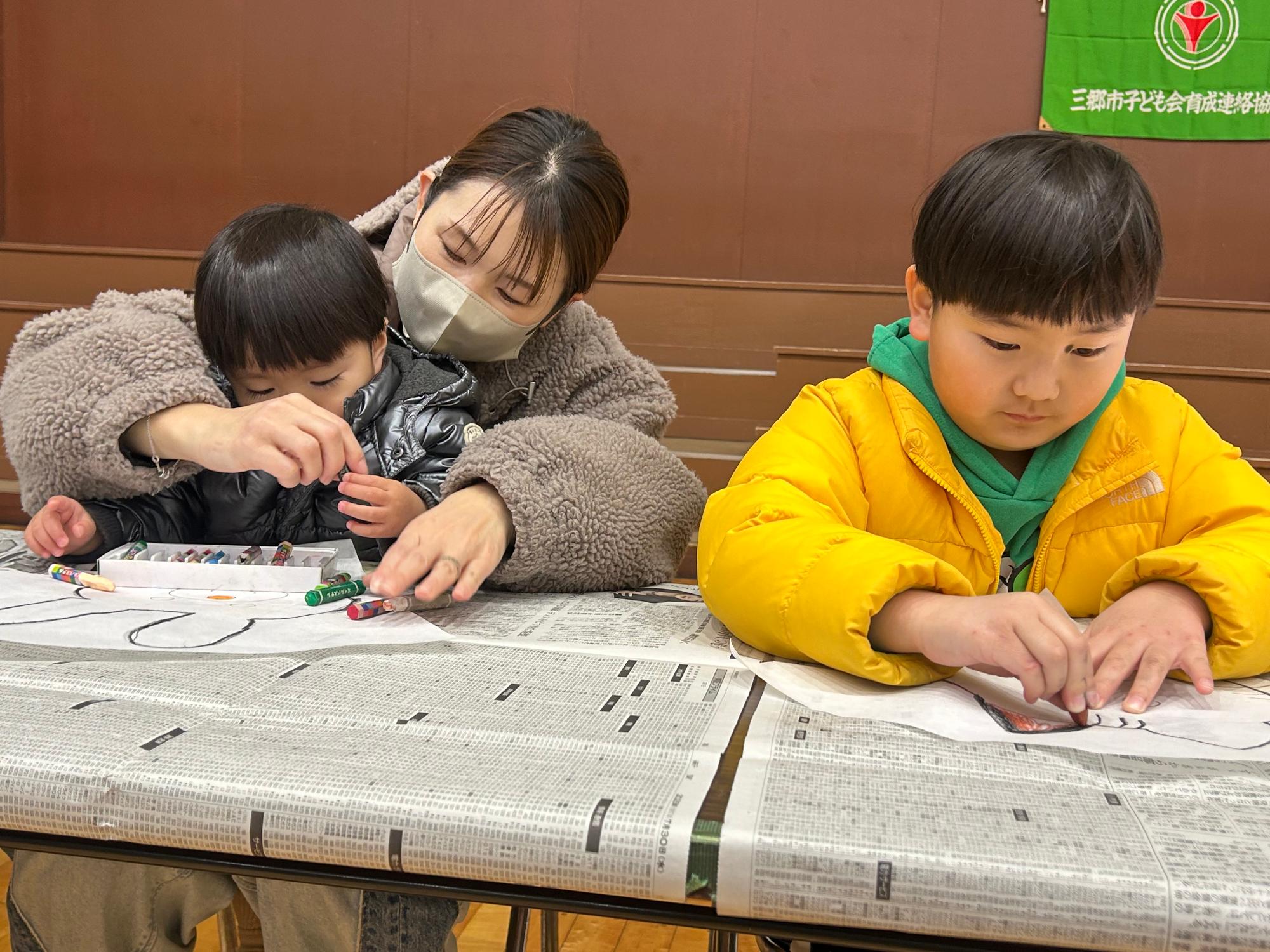 凧づくりを楽しむ参加者の様子