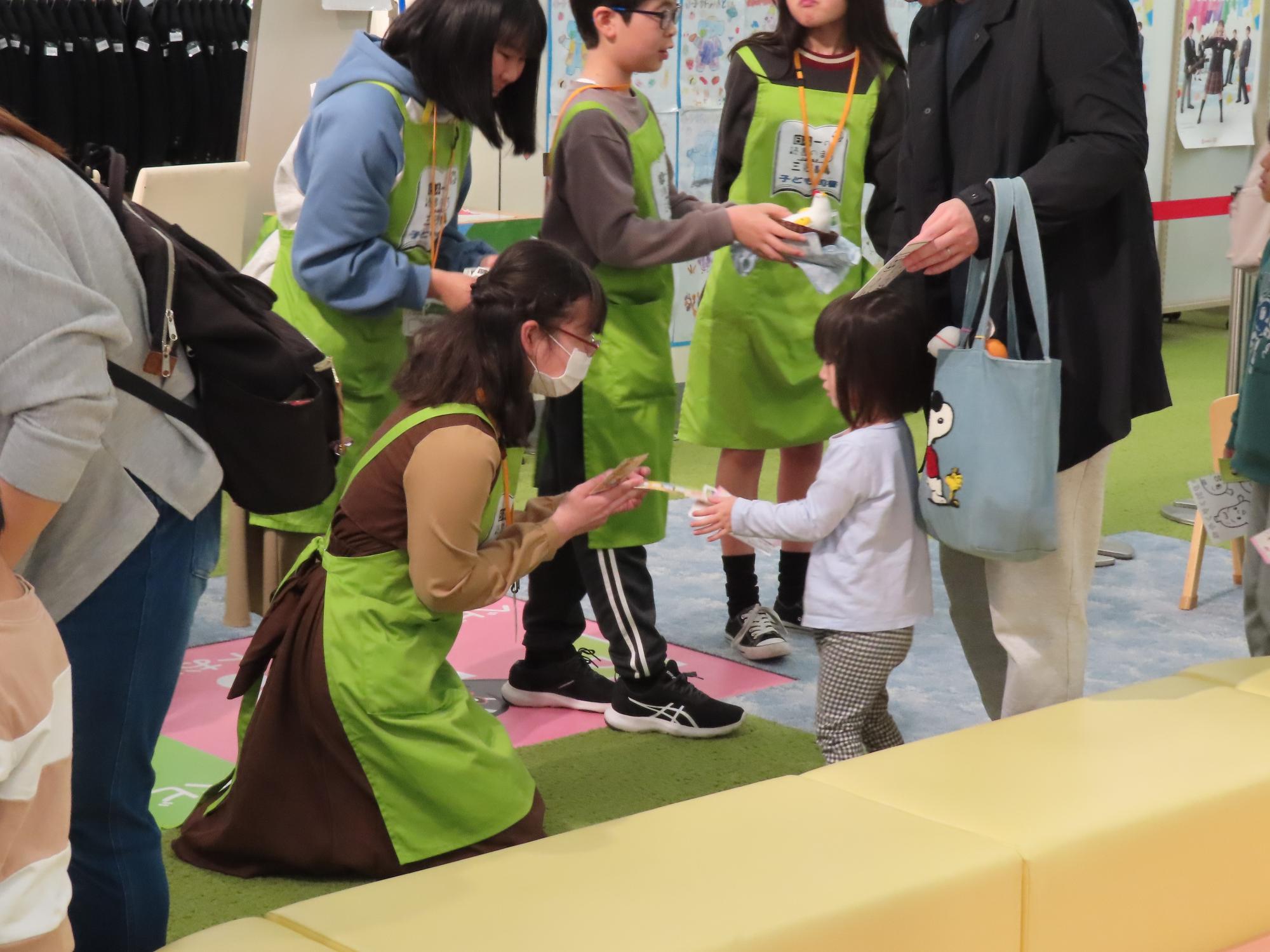 子ども司書おはなし会の様子