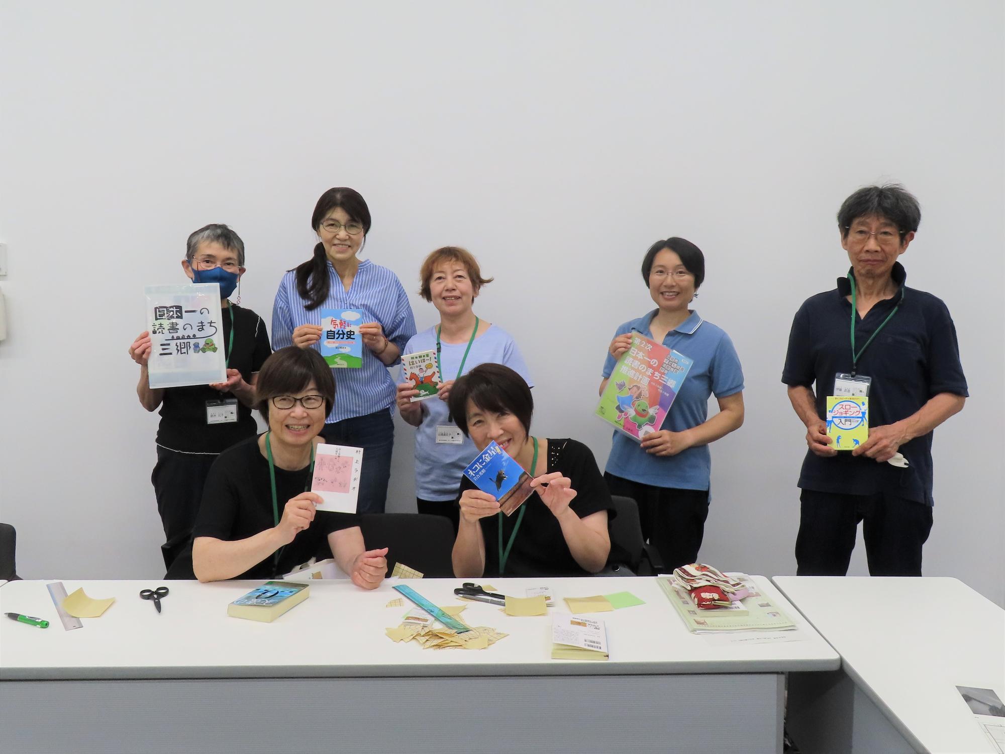 文庫装備に参加したふれあいブックサポーター