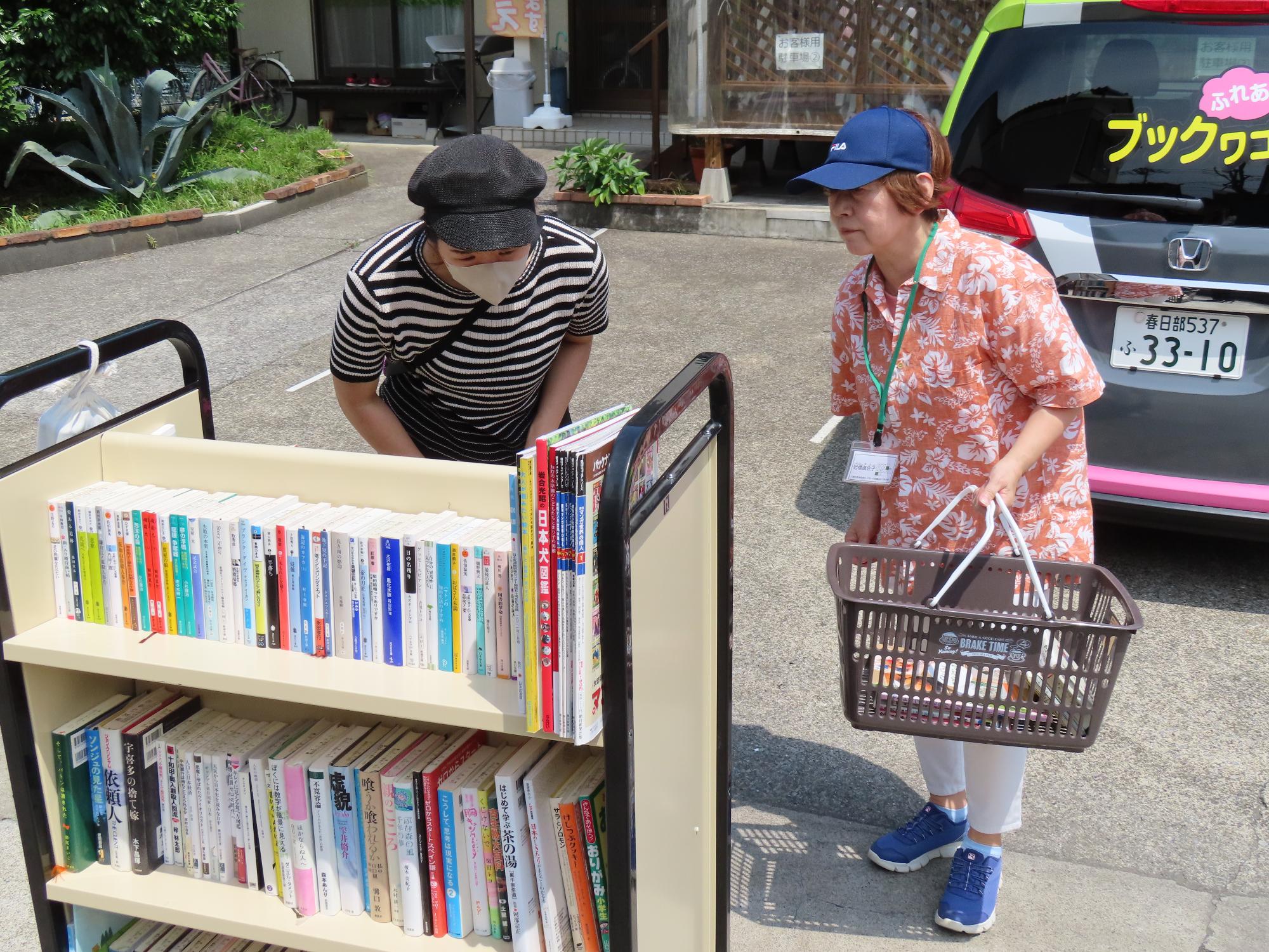 パン工房SAKURAでの本の入れ替えの様子