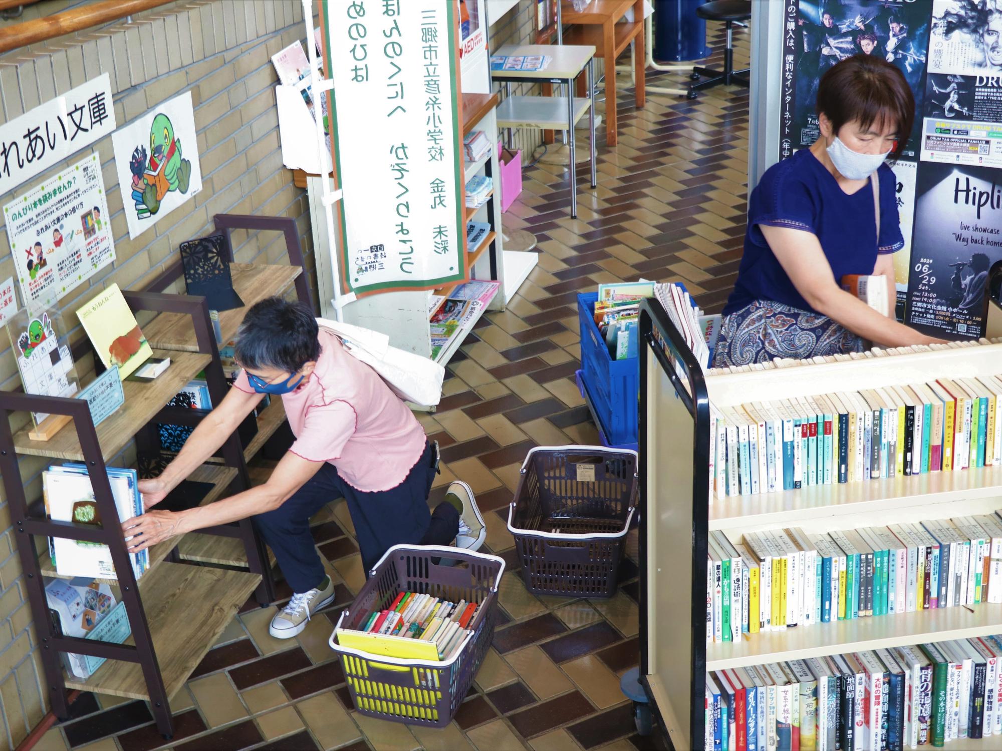 文化会館での本の入れ替えの様子