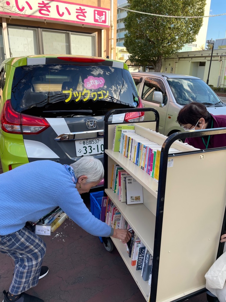 ほっとサロン・いきいきでの本の入れ替えの様子