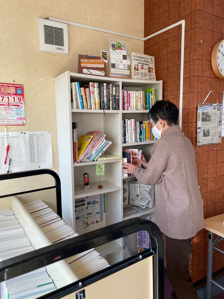 いこいの家717での本の入れ替えの様子