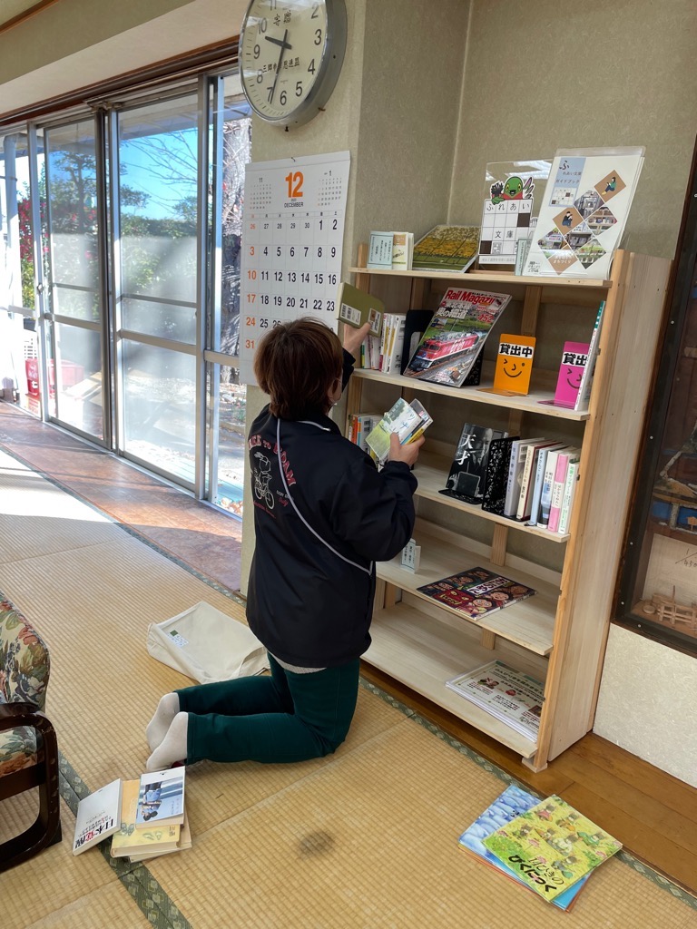 岩野木老人福祉センターでの本の入れ替えの様子