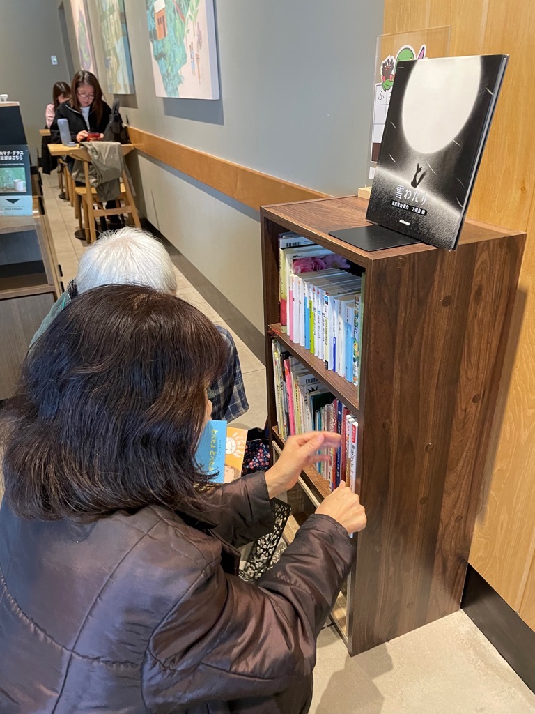スターバックスコーヒーららぽーと新三郷店での本の入れ替えの様子