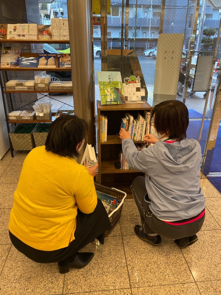 東横INN三郷駅前店での本の入れ替えの様子