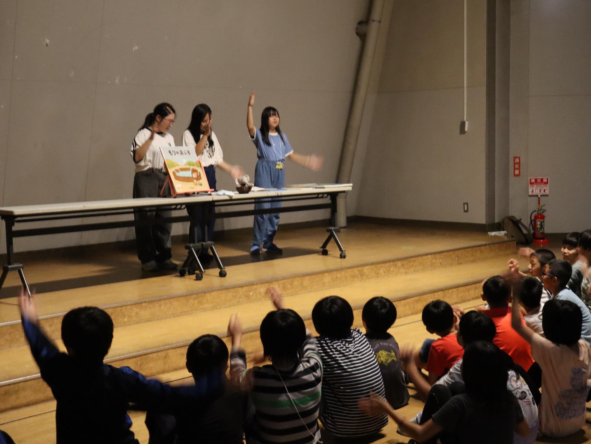 焚火でリラックスでの子ども司書おはなし会の様子