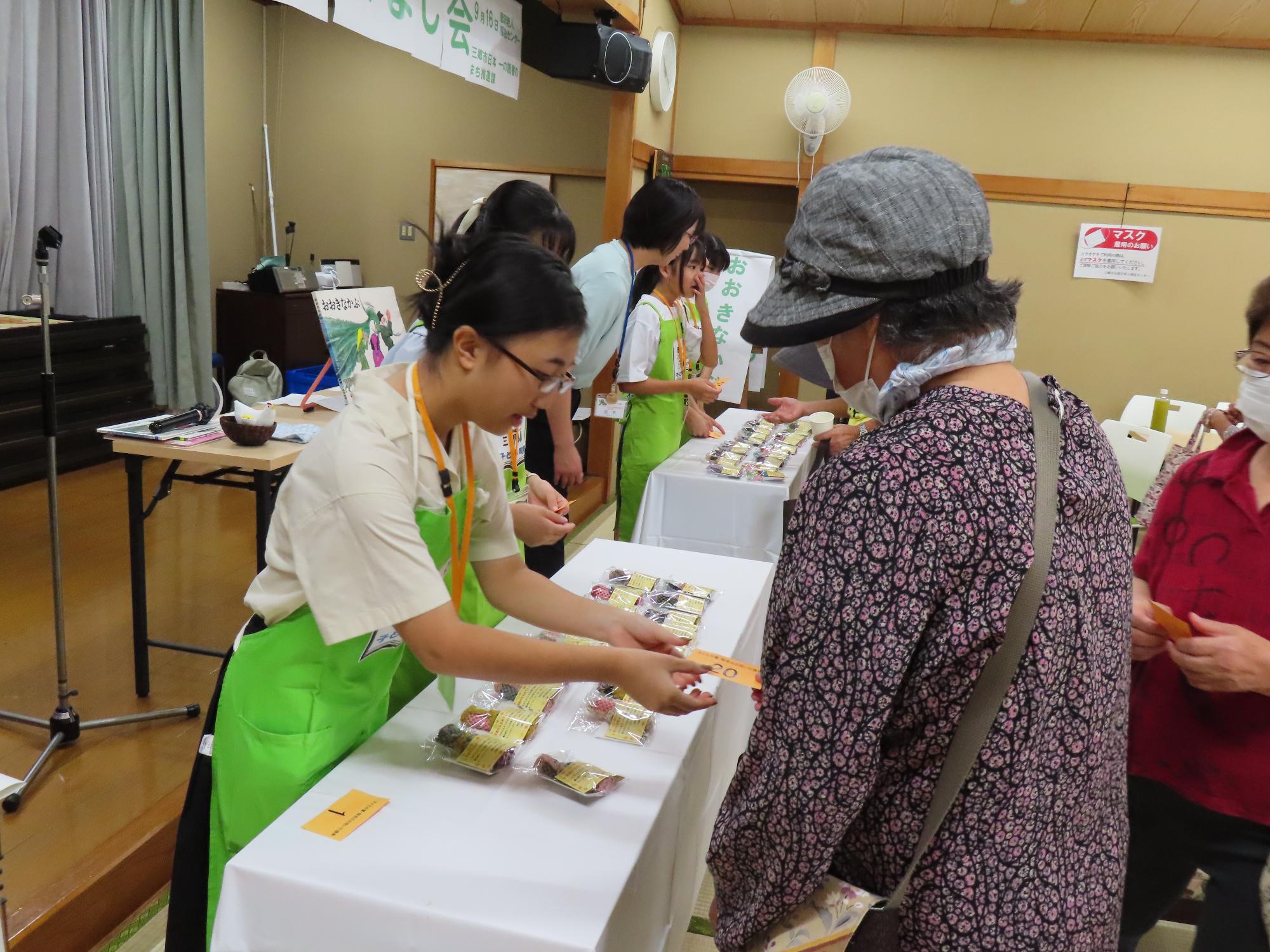 彦沢老人福祉センターでの子ども司書おはなし会の様子