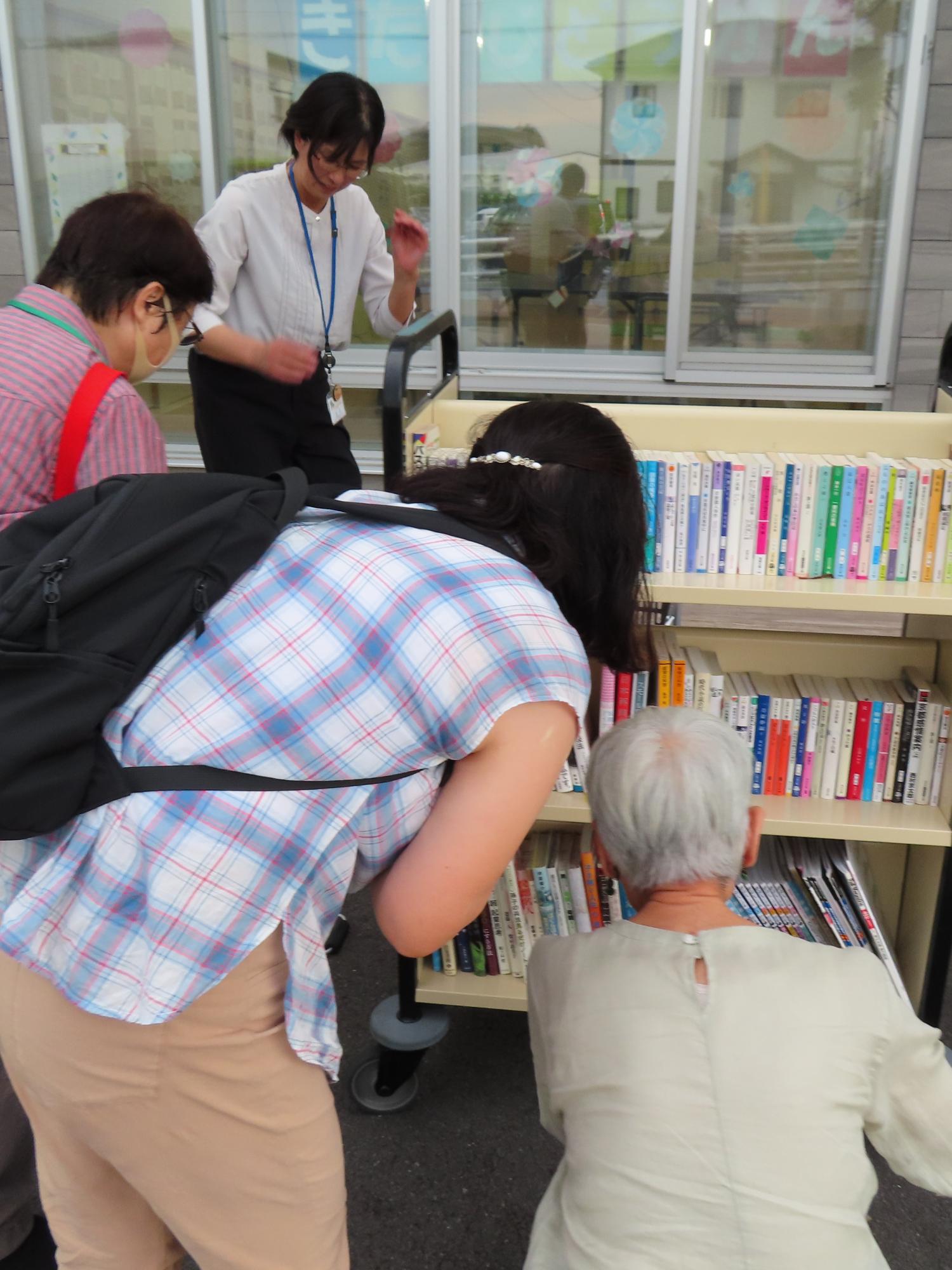ほっとサロン・いきいきでの本の入れ替えの様子