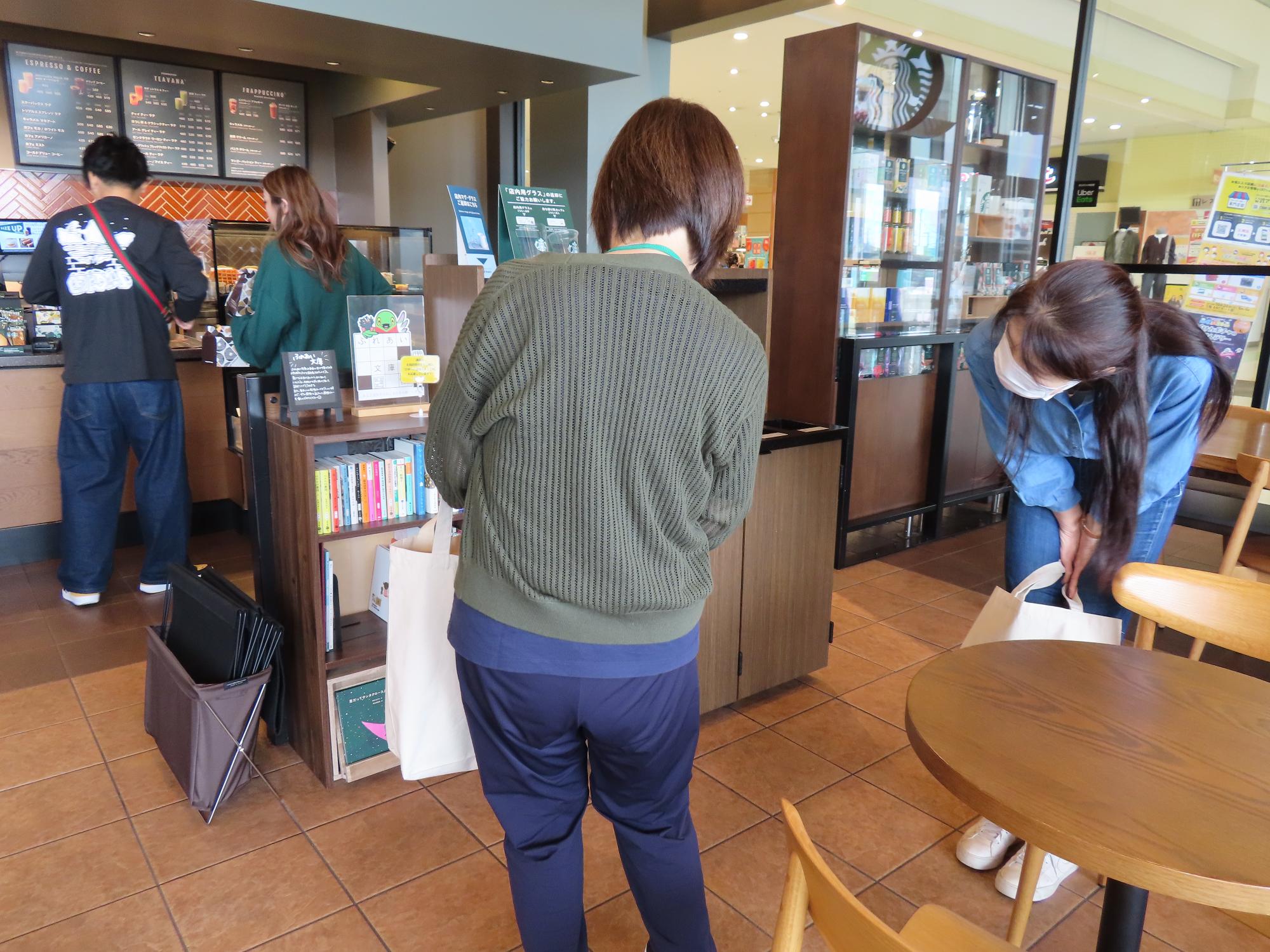 スターバックスコーヒー三郷イトーヨーカドー店での本の入れ替えの様子