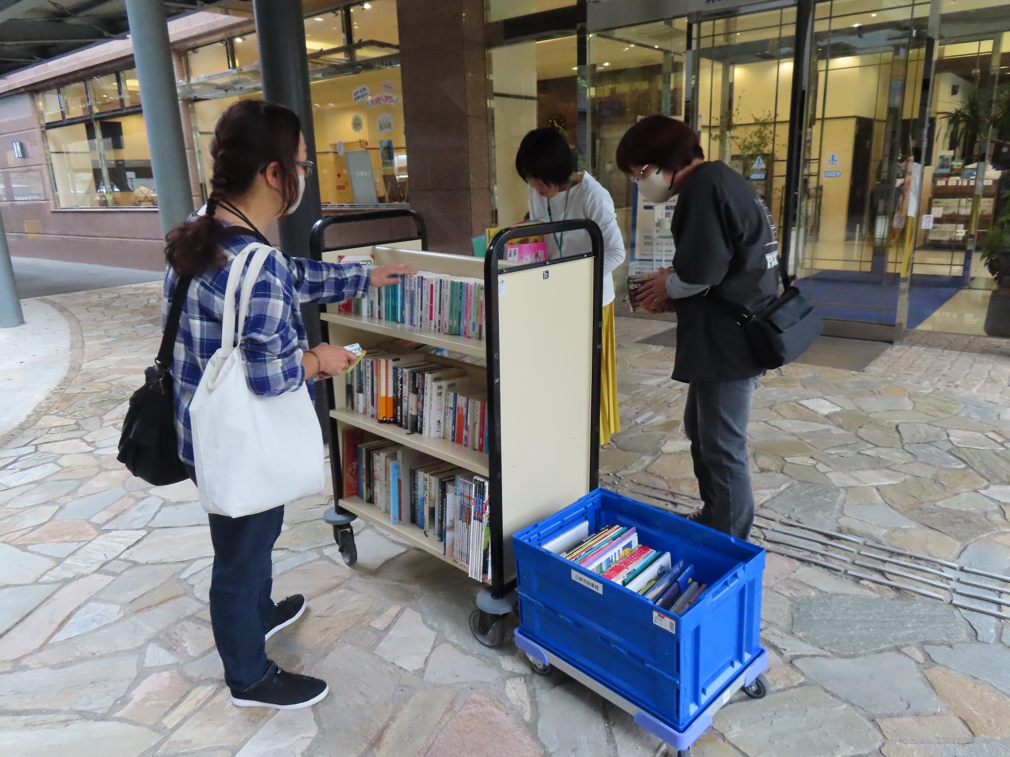 東横INN三郷中央駅前での本の入れ替えの様子