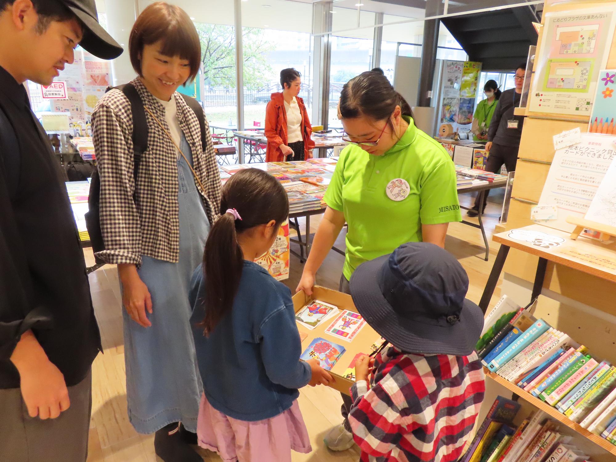 読書イベントでお手伝いをするR&Lの様子