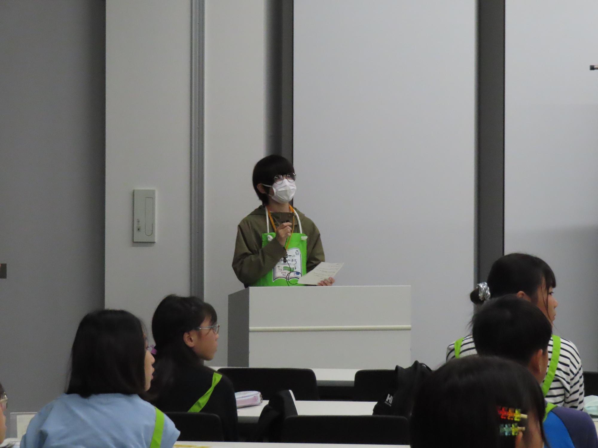 子ども司書のお手伝いの様子