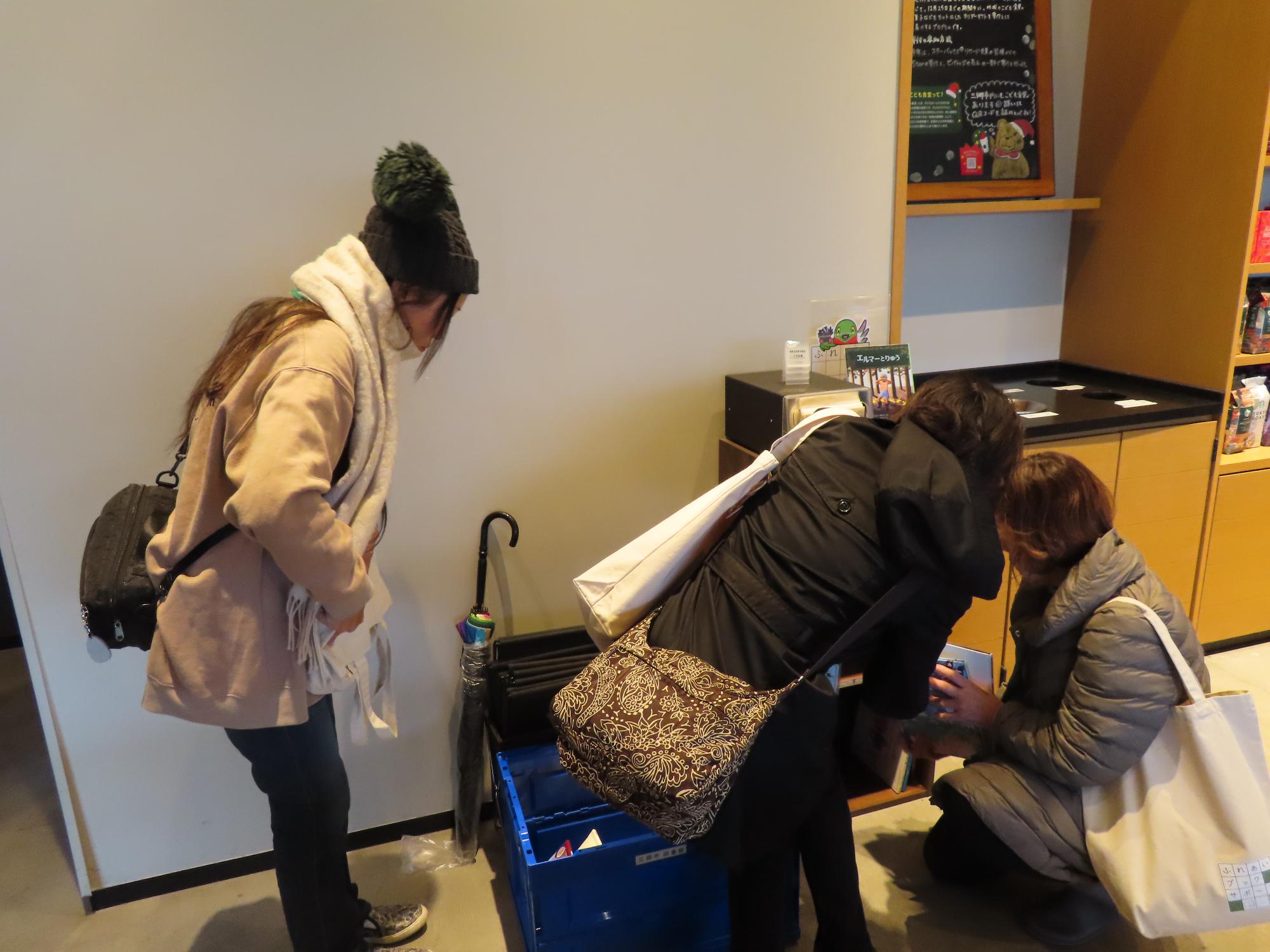 スターバックスコーヒー三郷中央店での本の入れ替えの様子