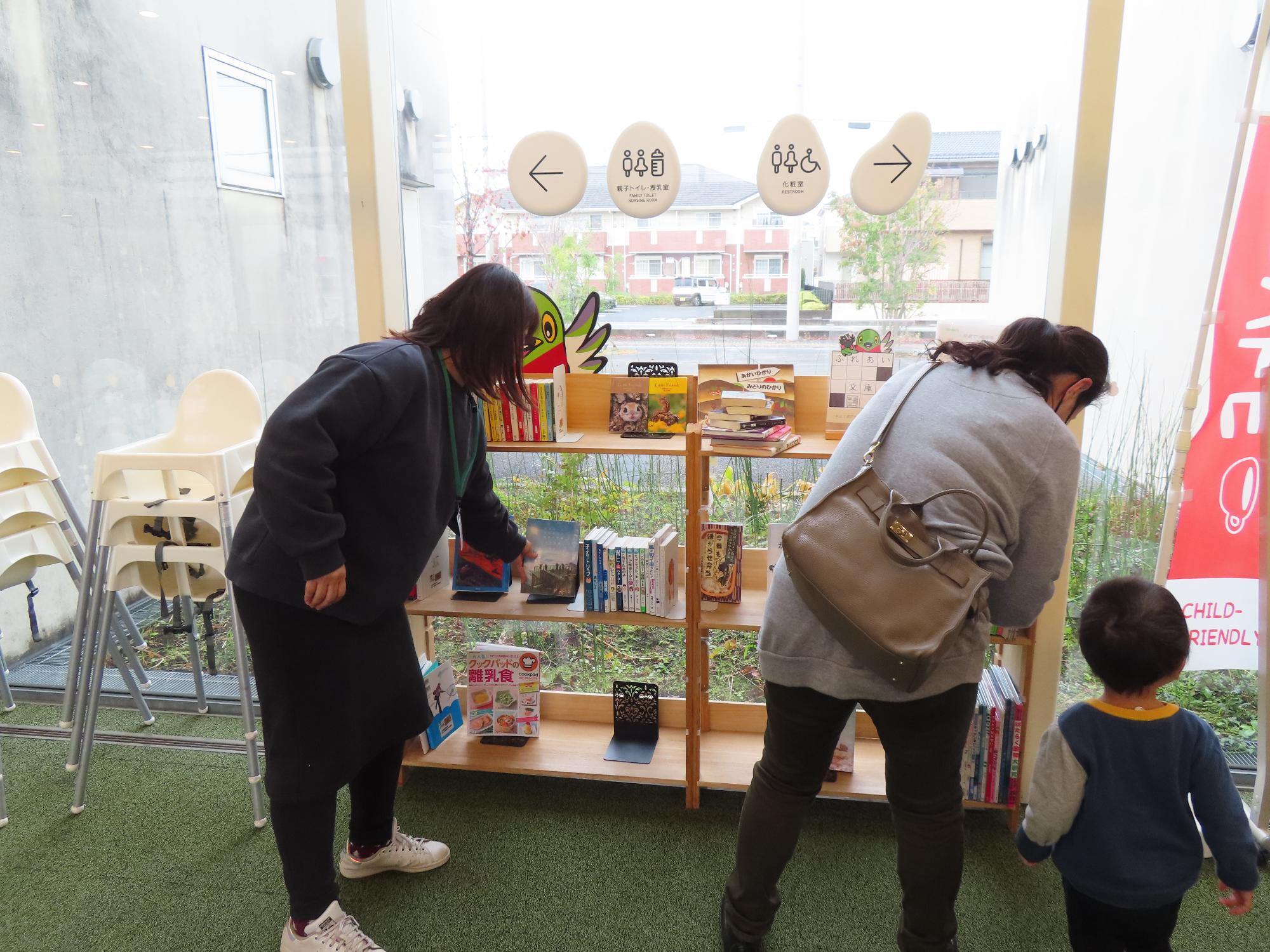 ピアラシティ交流センターでの本の入れ替えの様子