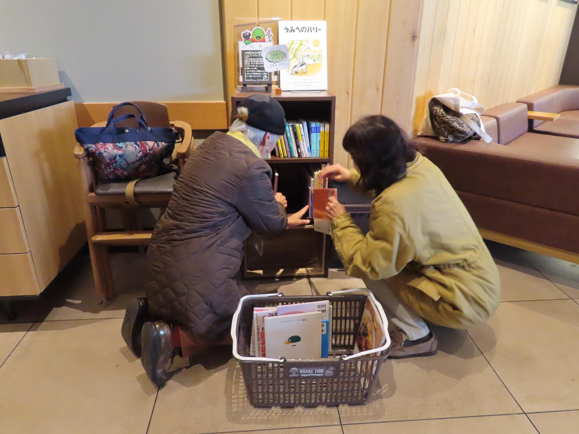 スターバックスコーヒーららぽーと新三郷店での本の入れ替えの様子