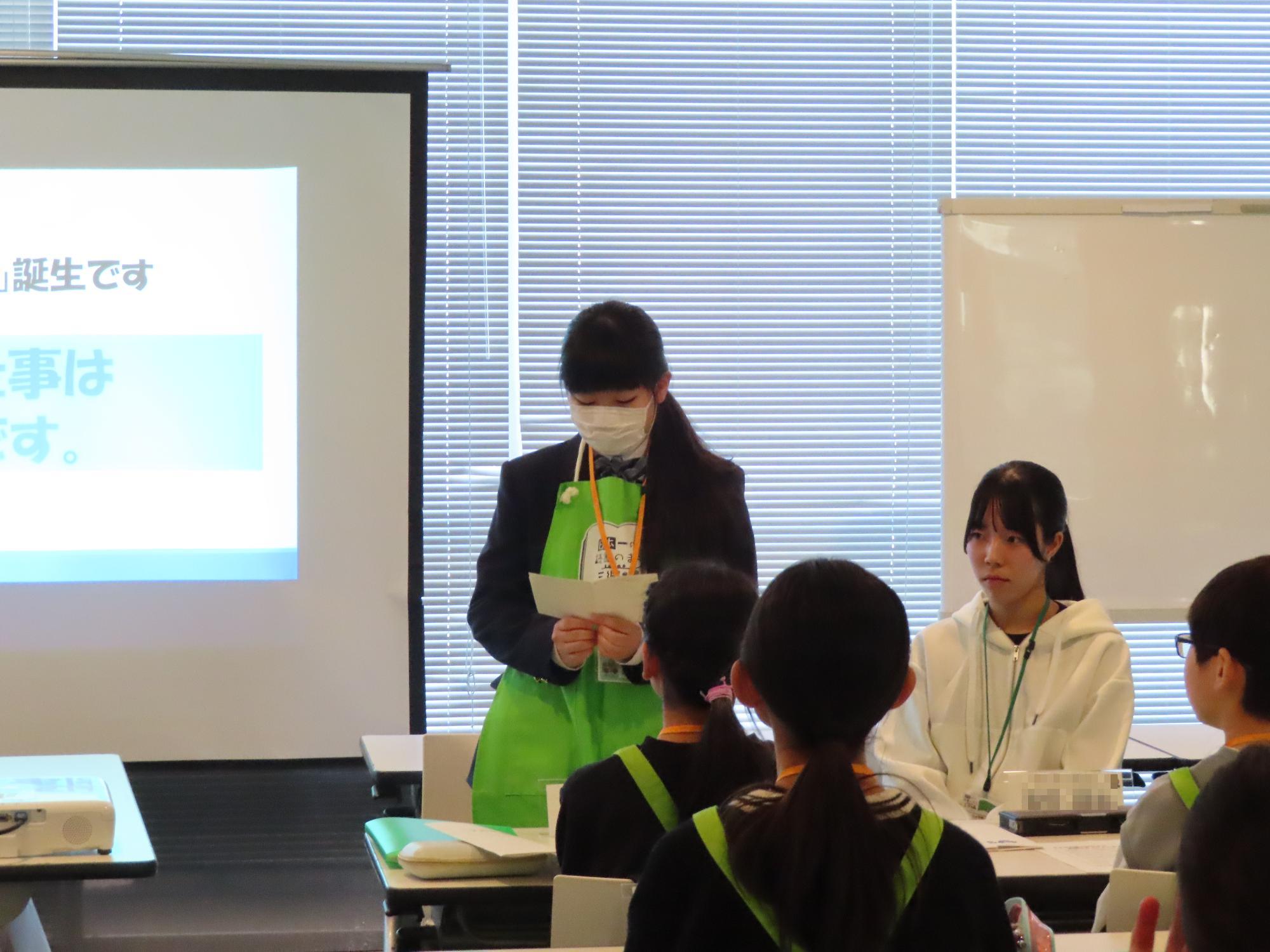 子ども司書の活動紹介の様子