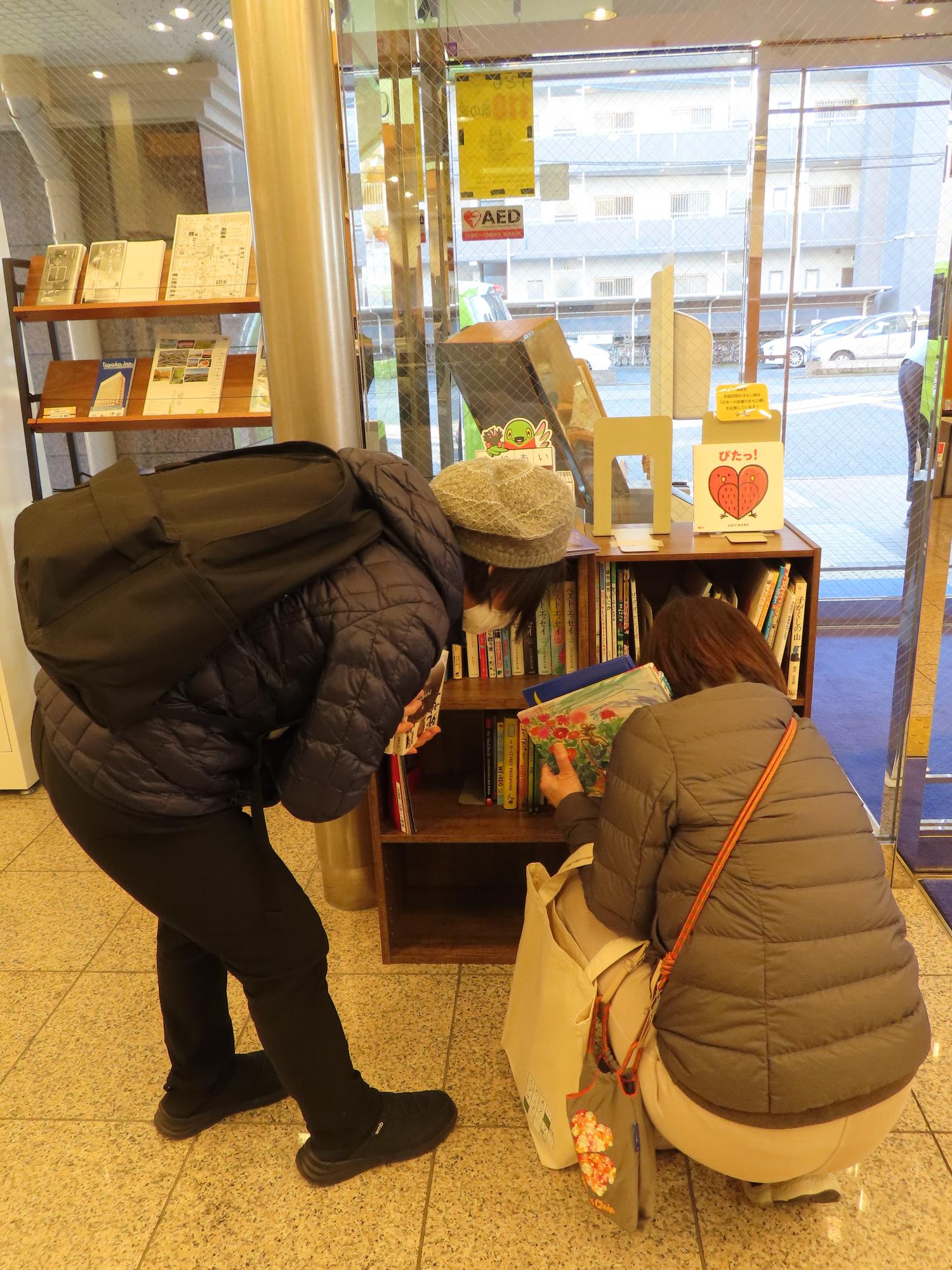 東横INN三郷駅前店での本の入れ替えの様子
