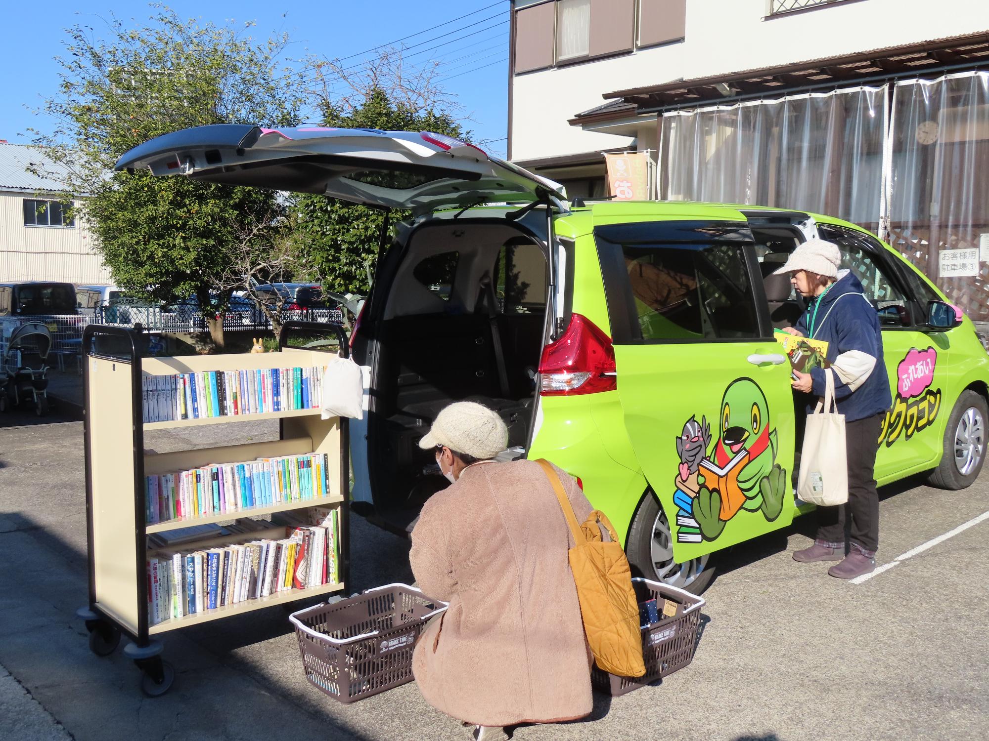 パン工房SAKURAでの本の入れ替えの様子