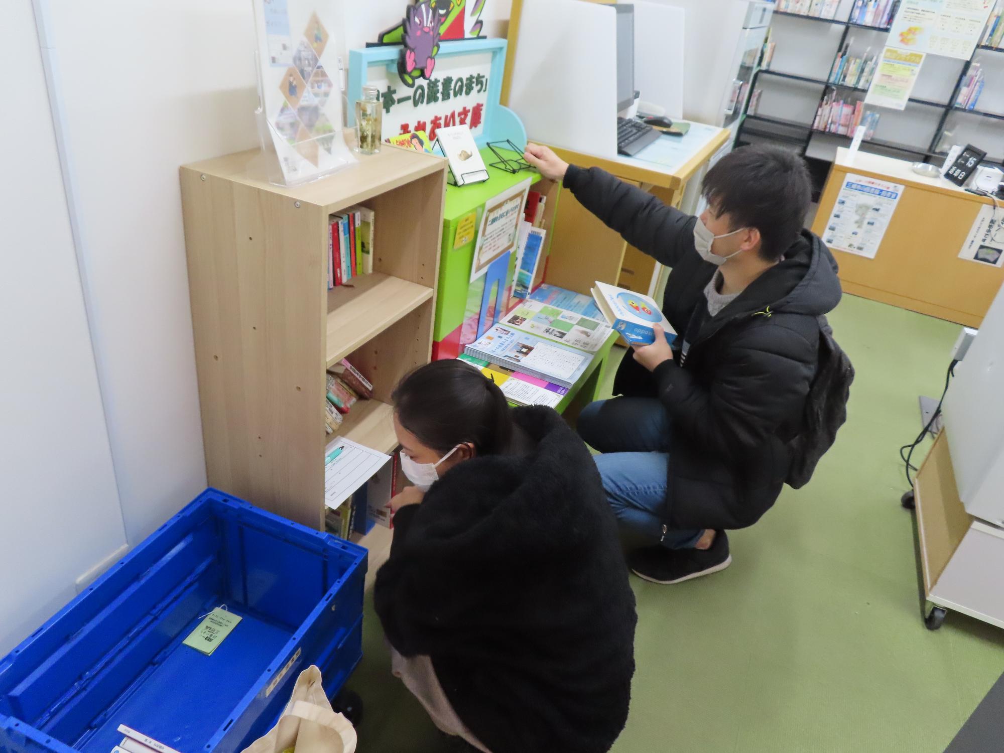 三郷中央におどりプラザで本の入れ替えの様子