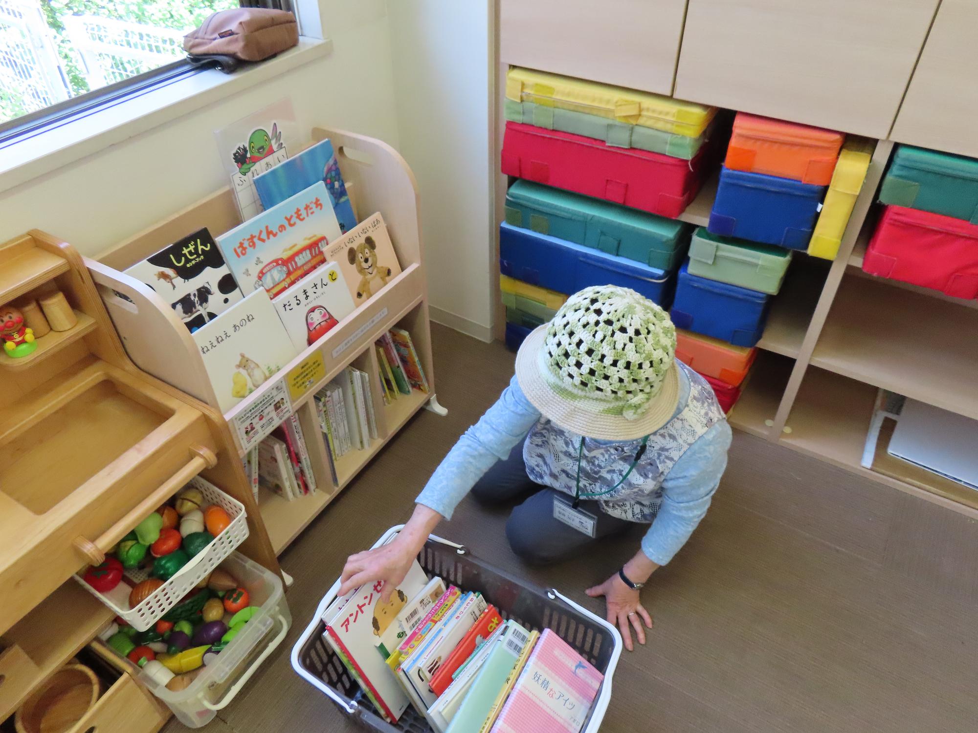 ふれあい文庫の入れ替えの様子