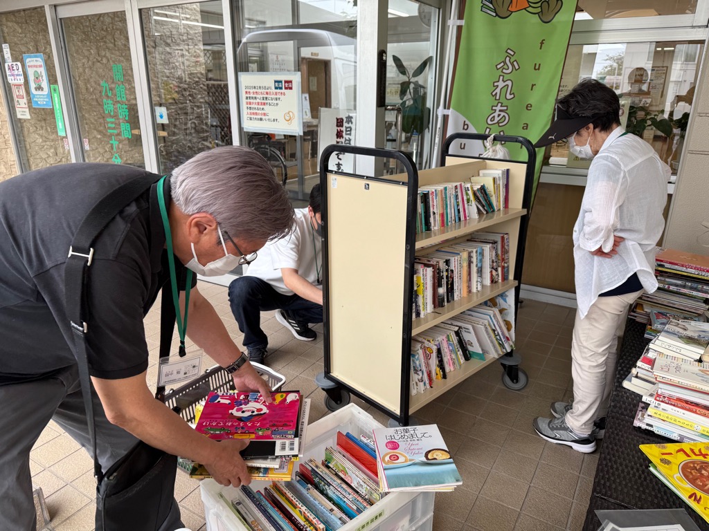 ふれあい文庫の入れ替えの様子
