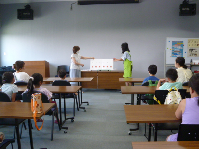 子ども司書のお手伝いの様子