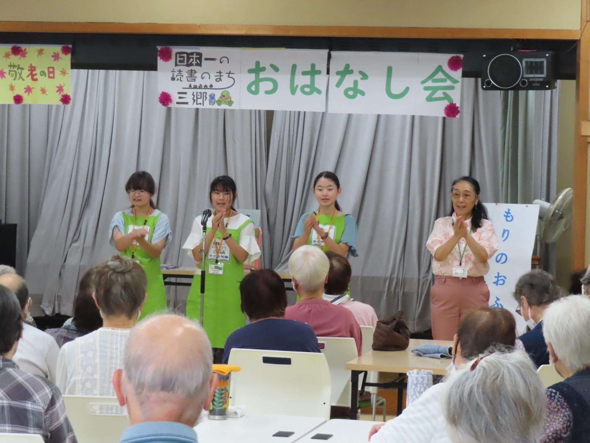 子ども司書おはなし会の様子