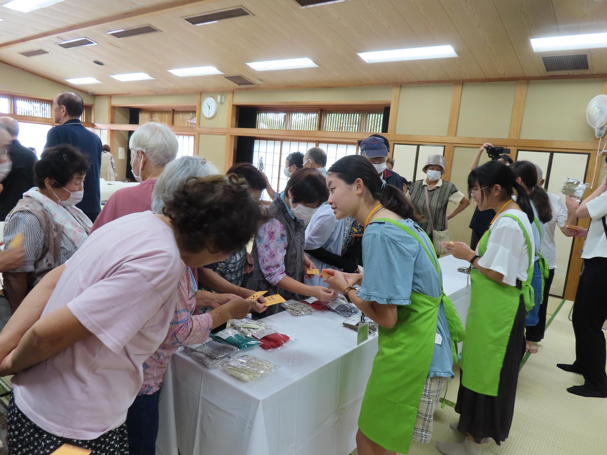 子ども司書おはなし会の様子