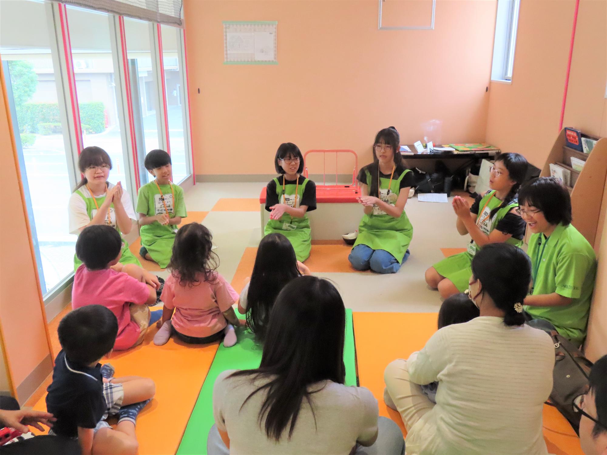 子ども司書おはなし会の様子
