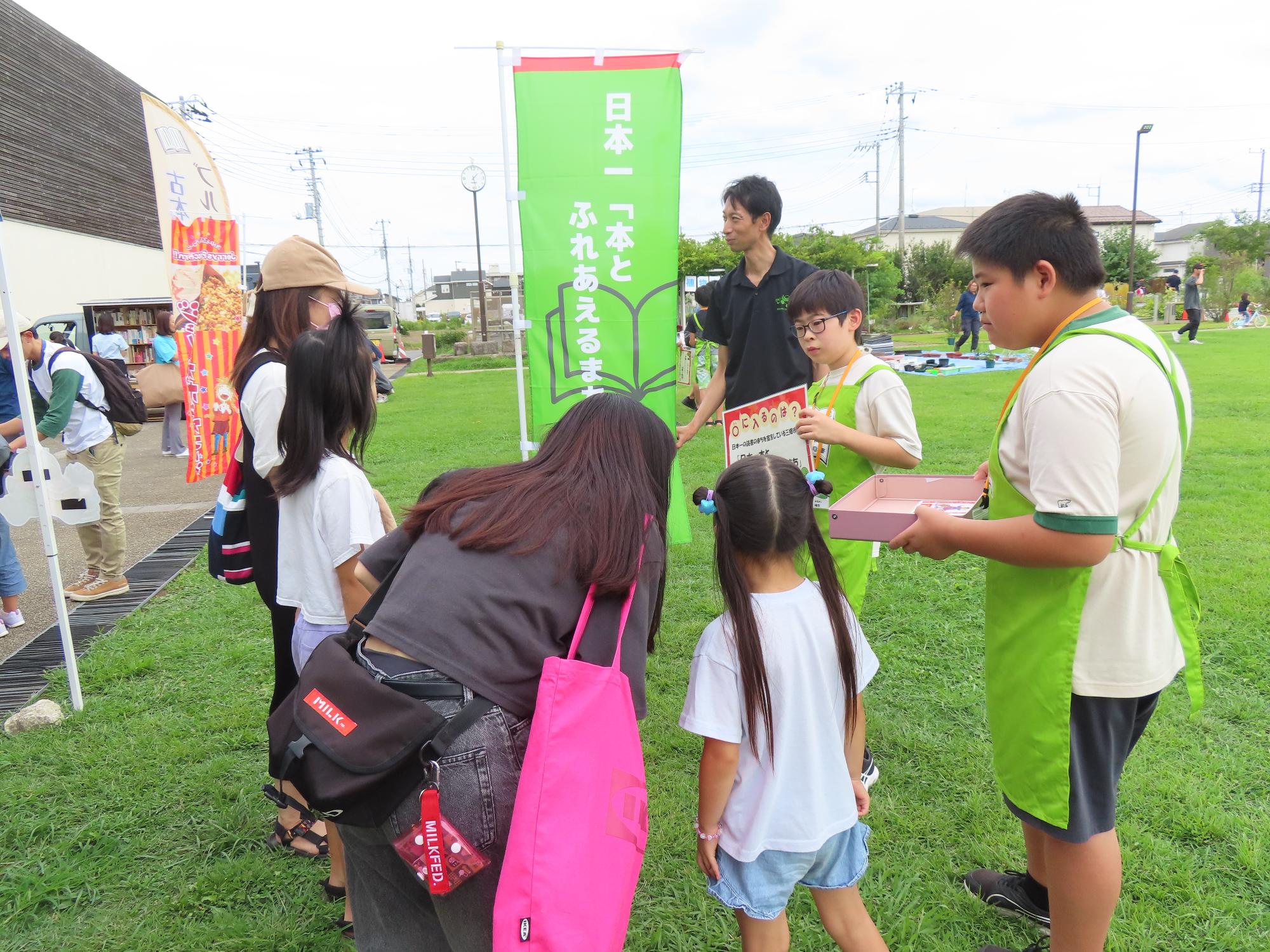 子ども司書のお手伝いの様子