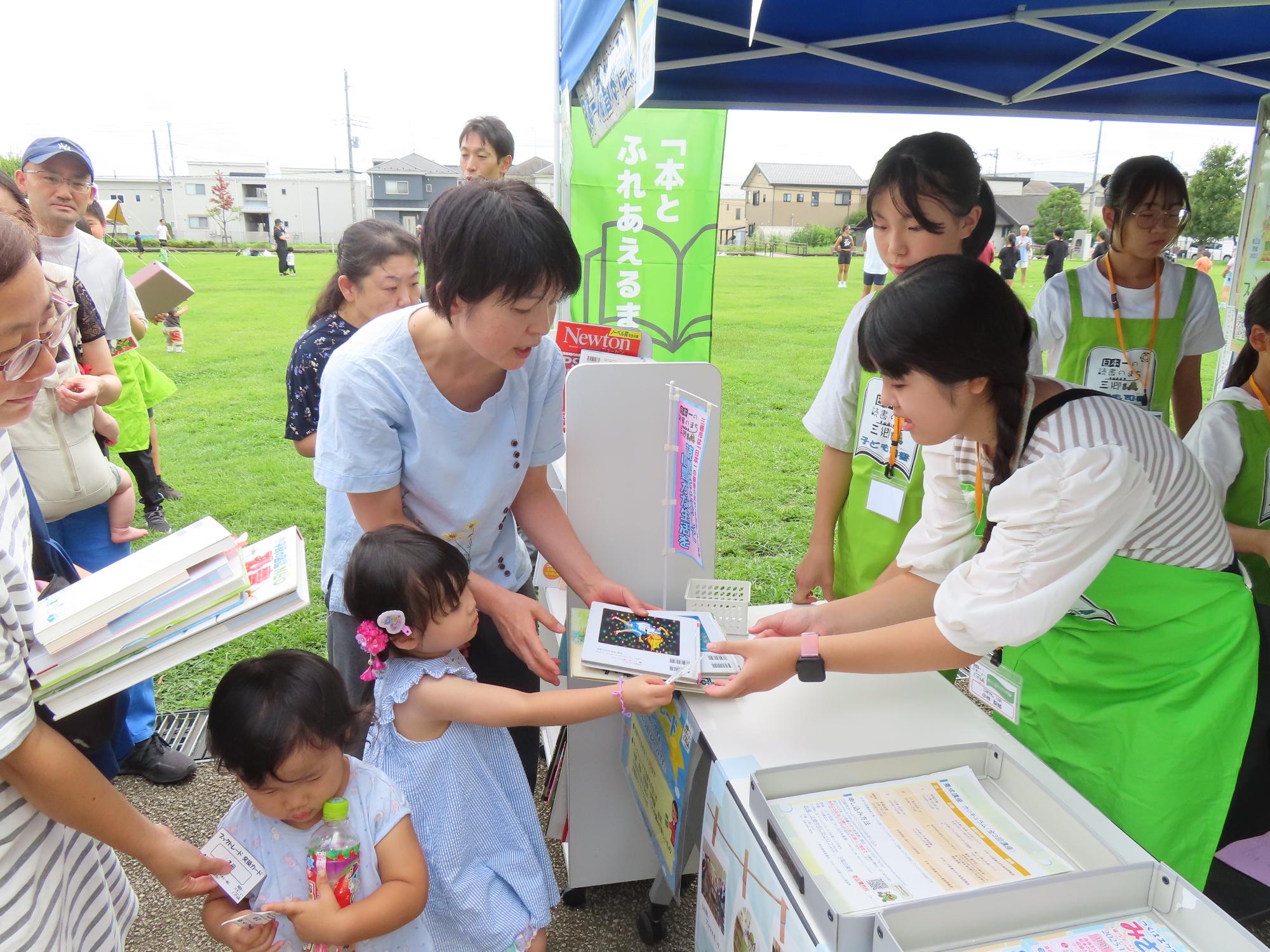 子ども司書のお手伝いの様子