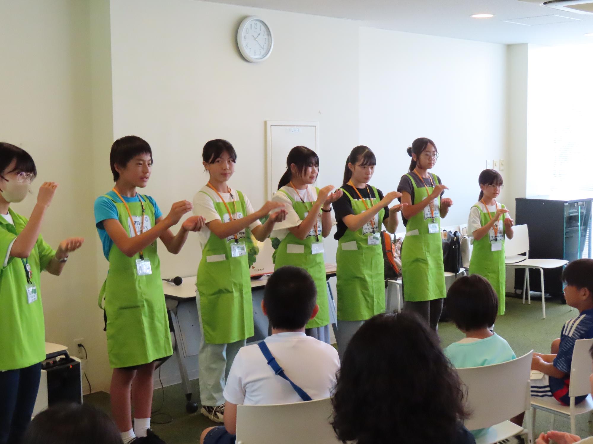 子ども司書おはなし会の様子