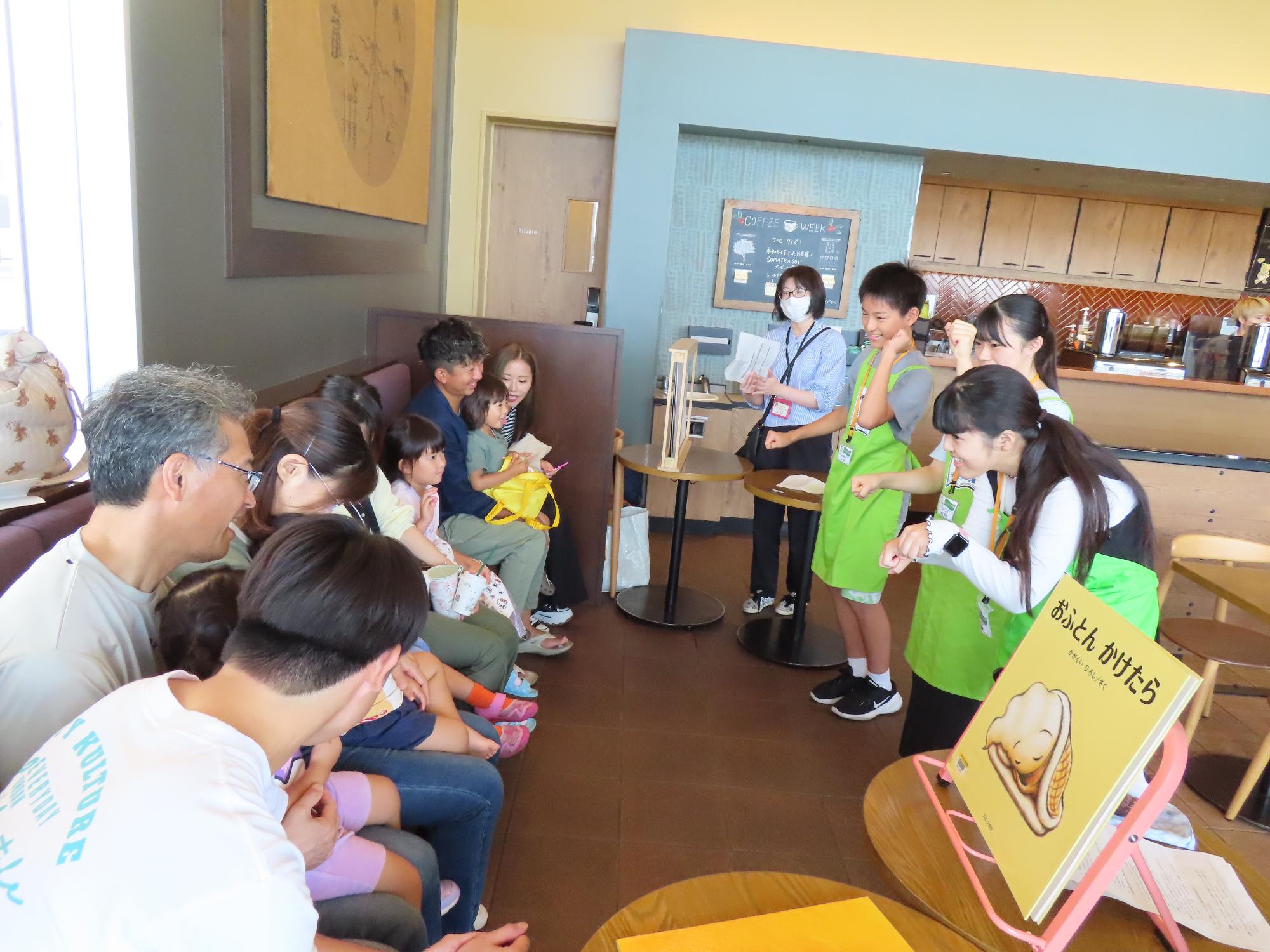 子ども司書おはなし会の様子